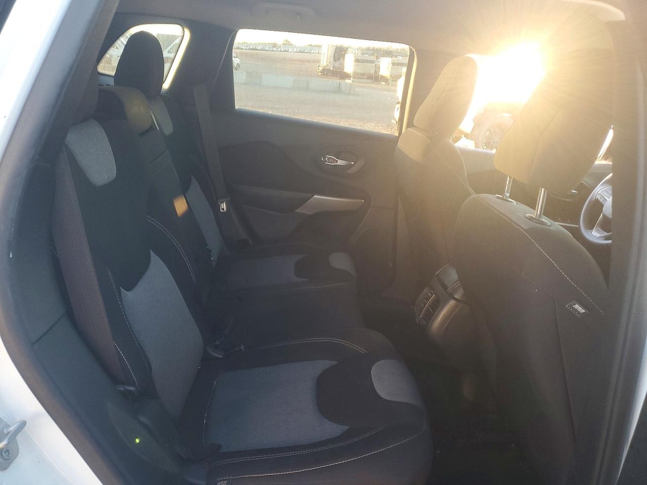 2018 Jeep Cherokee Latitude Белый vin: 1C4PJLCB9JD566419