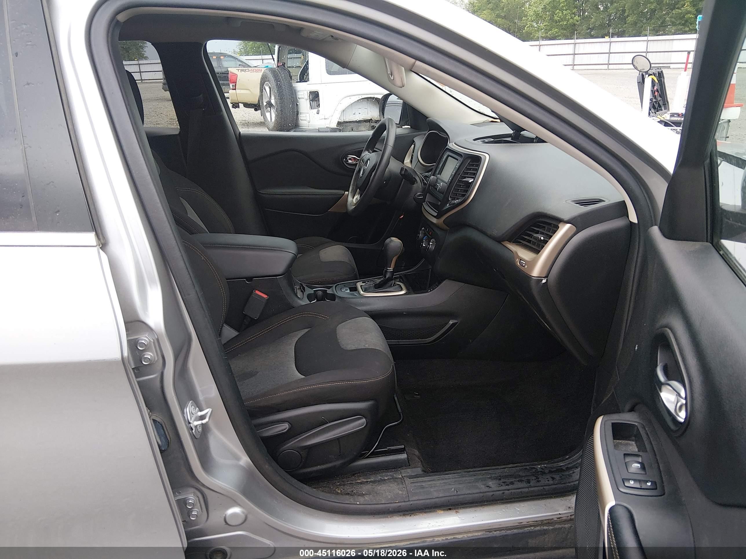 2018 Jeep Cherokee Latitude Fwd Silver vin: 1C4PJLCB9JD604893