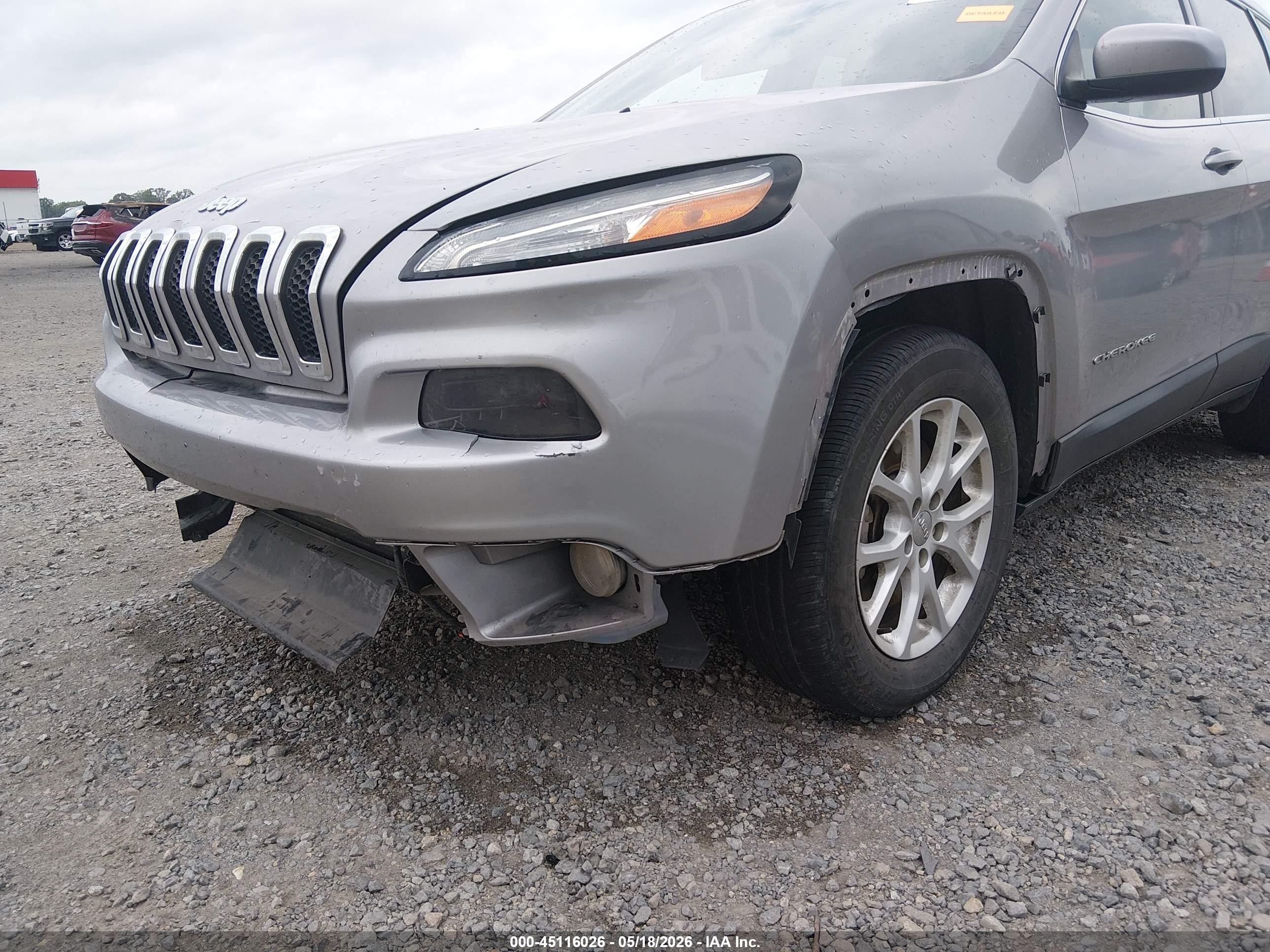 2018 Jeep Cherokee Latitude Fwd Silver vin: 1C4PJLCB9JD604893