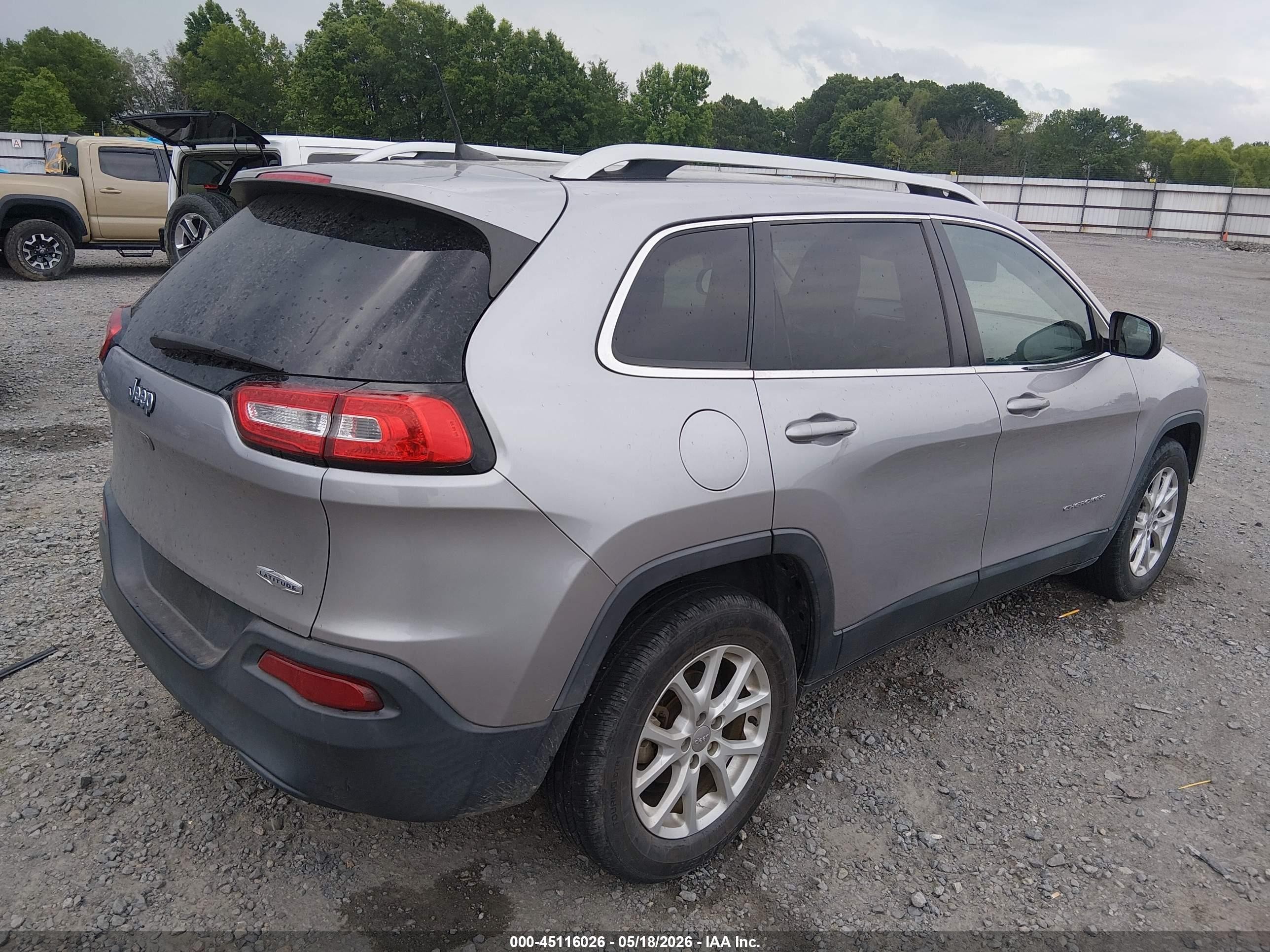 2018 Jeep Cherokee Latitude Fwd Silver vin: 1C4PJLCB9JD604893