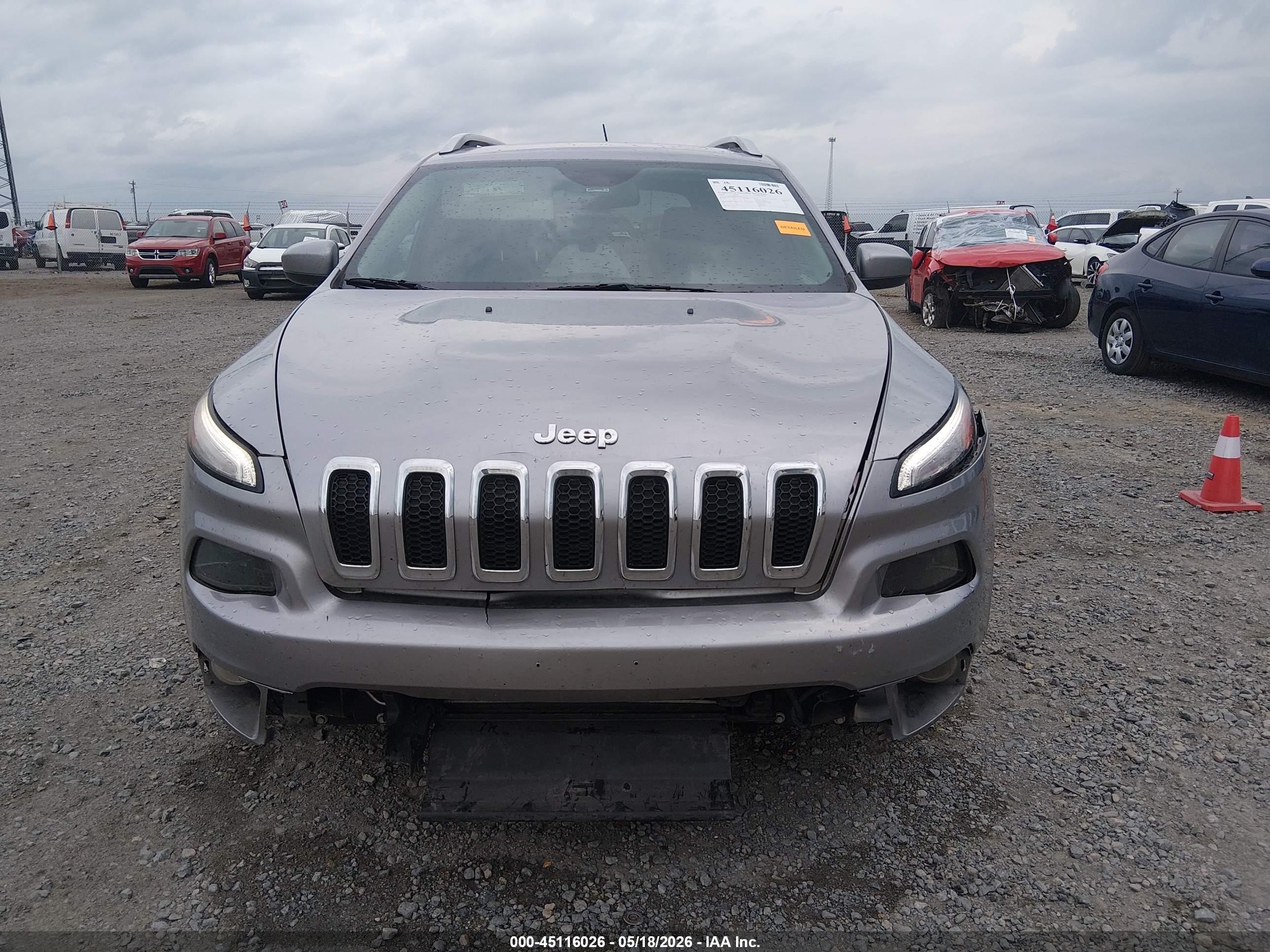 2018 Jeep Cherokee Latitude Fwd Silver vin: 1C4PJLCB9JD604893