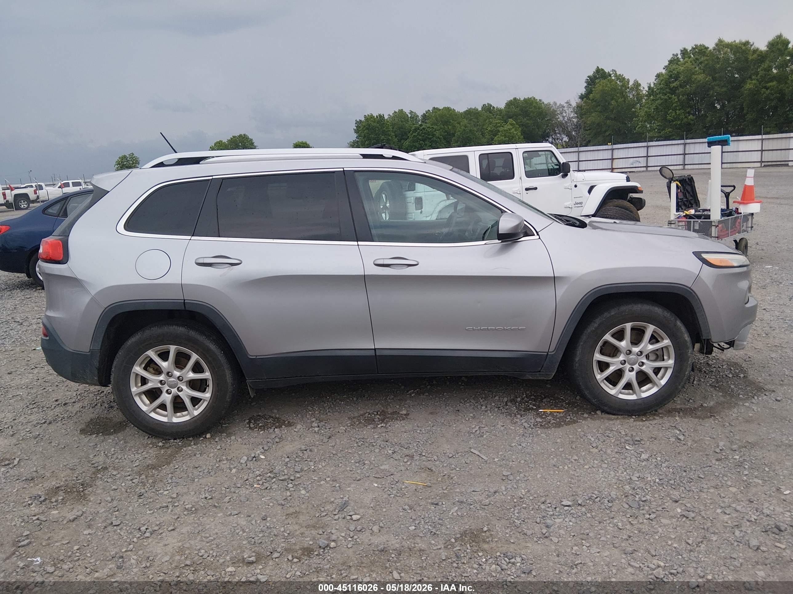 2018 Jeep Cherokee Latitude Fwd Silver vin: 1C4PJLCB9JD604893