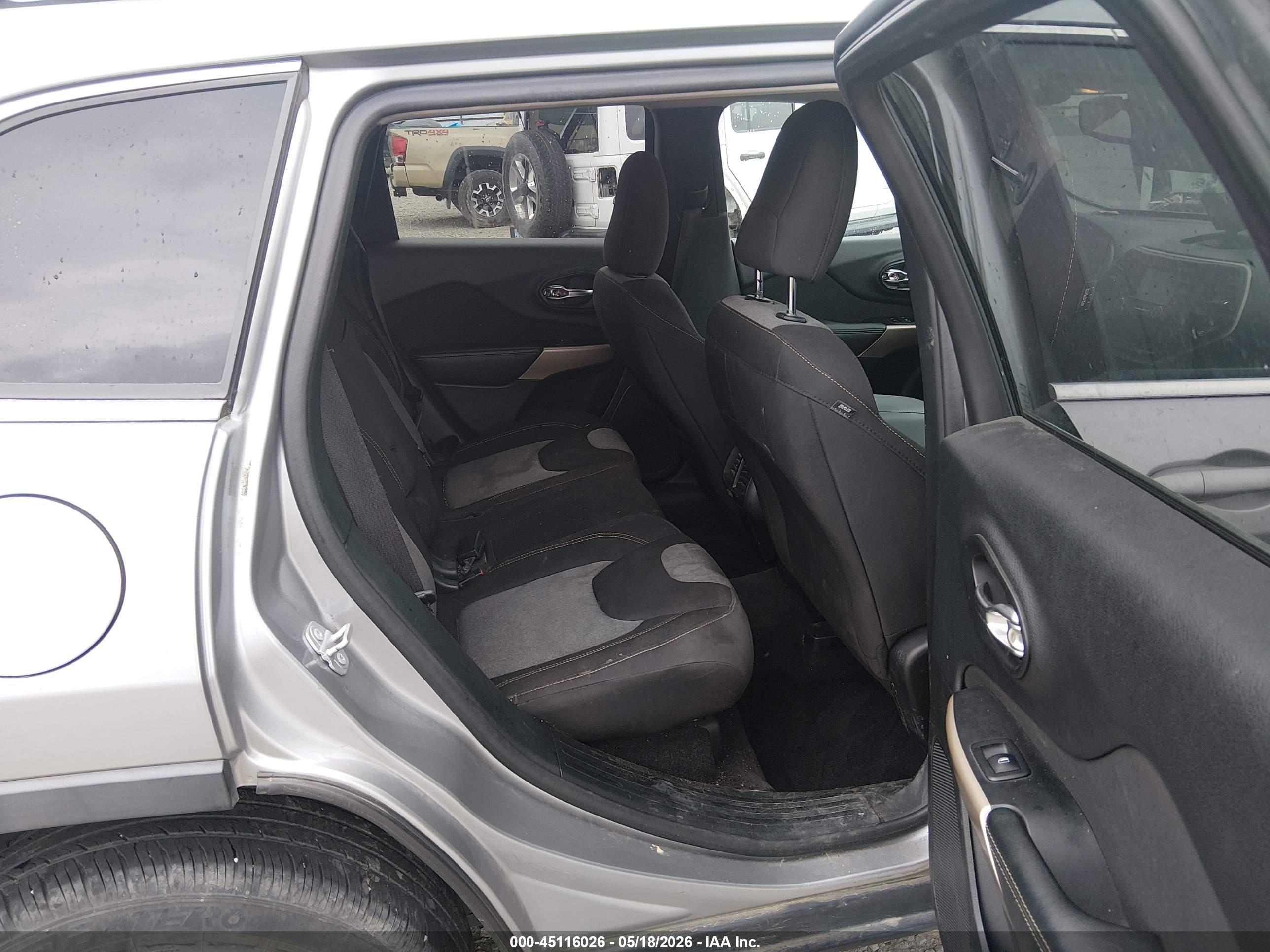 2018 Jeep Cherokee Latitude Fwd Silver vin: 1C4PJLCB9JD604893
