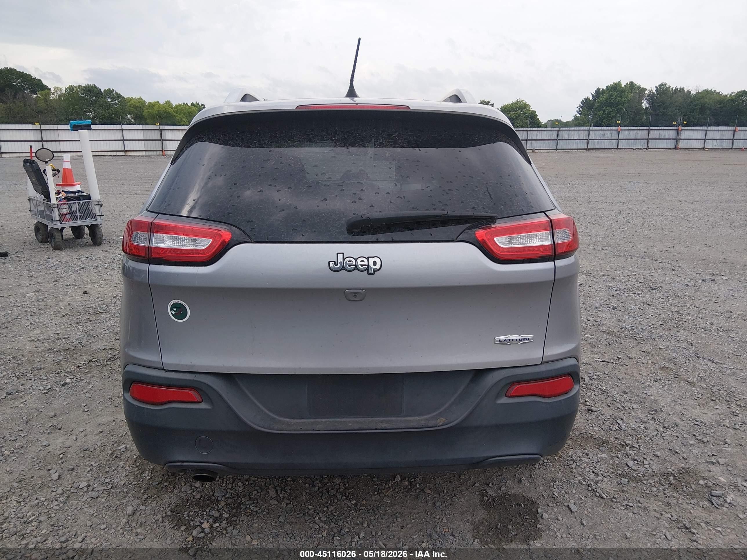 2018 Jeep Cherokee Latitude Fwd Silver vin: 1C4PJLCB9JD604893