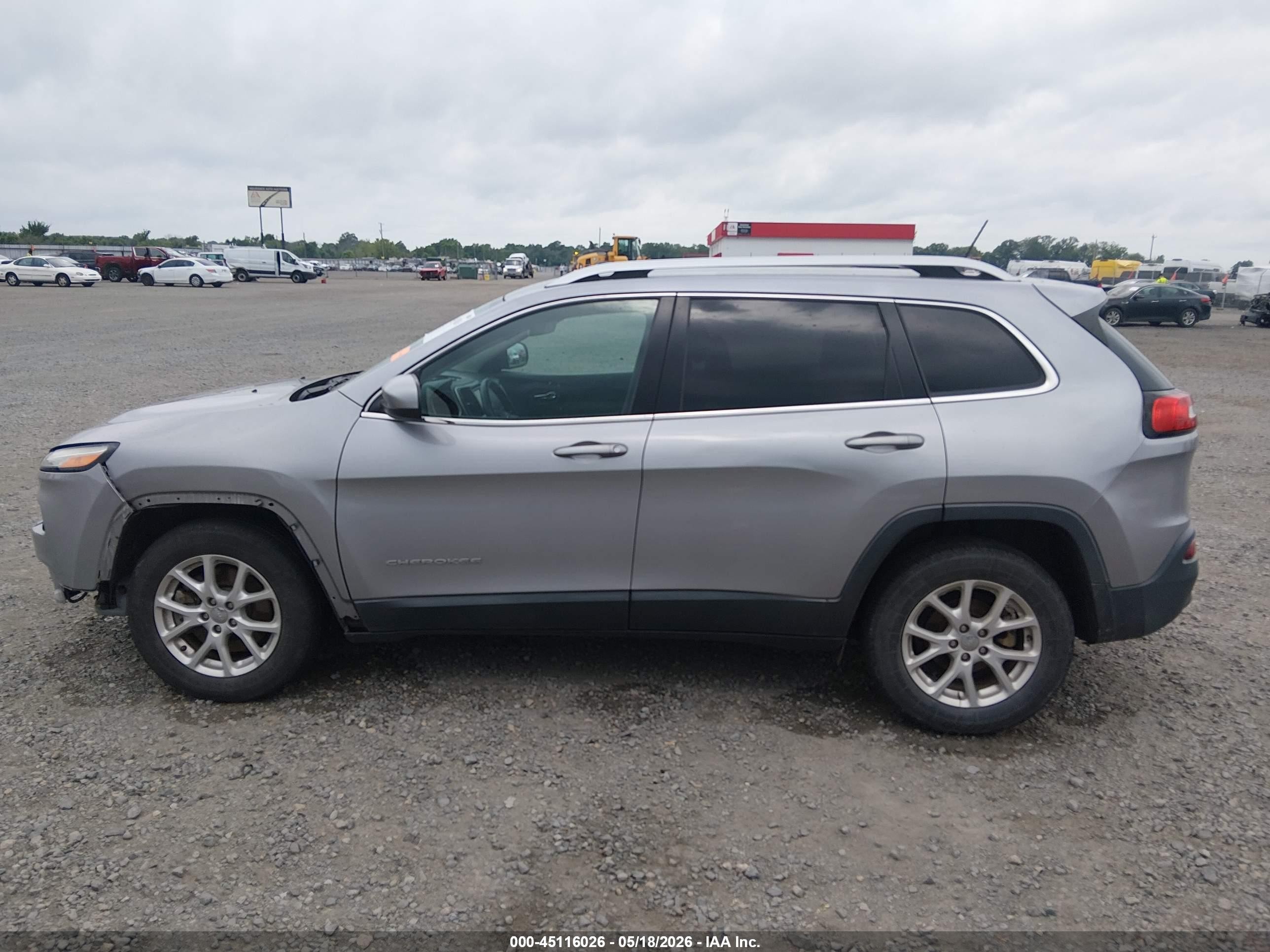 2018 Jeep Cherokee Latitude Fwd Silver vin: 1C4PJLCB9JD604893