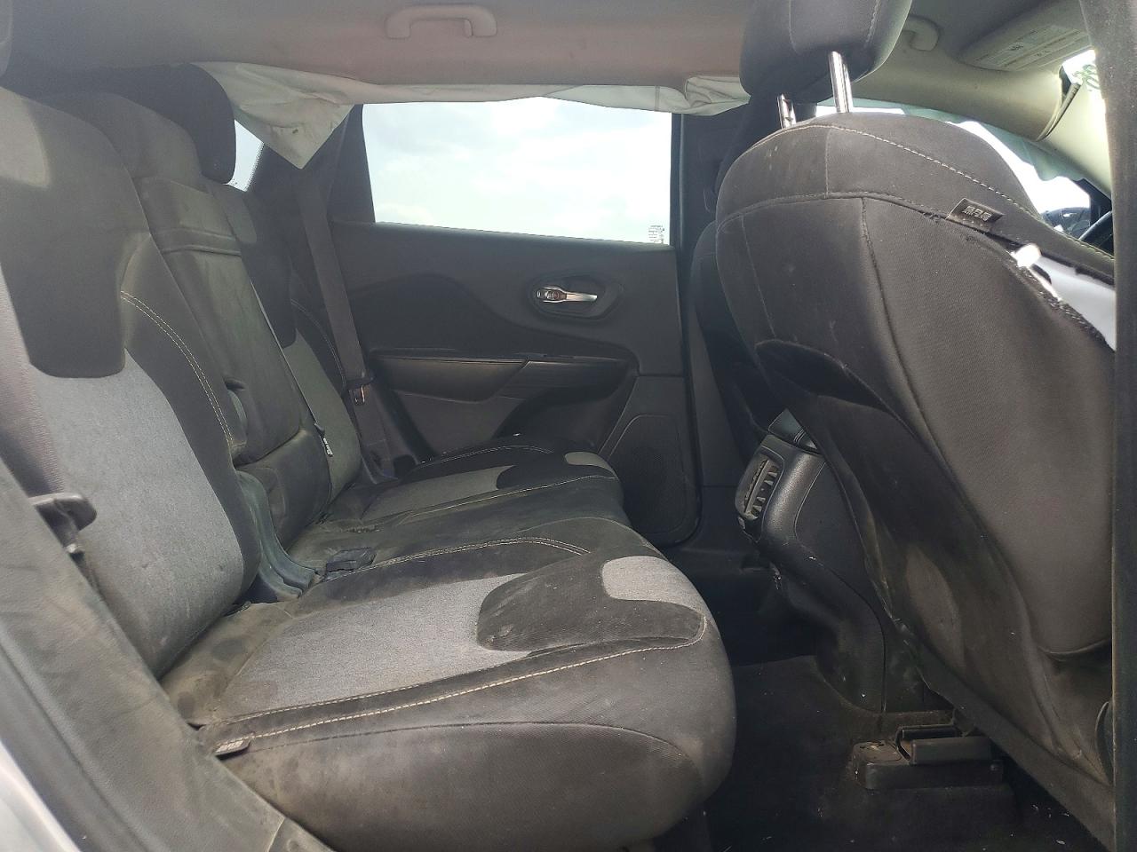 2014 Jeep Cherokee Latitude Серебряный vin: 1C4PJLCBXEW252854