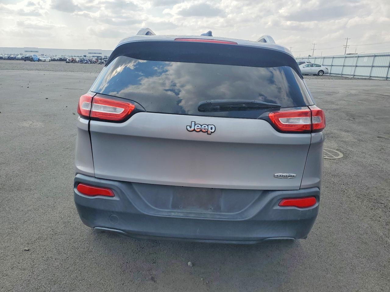 2014 Jeep Cherokee Latitude Серебряный vin: 1C4PJLCBXEW252854