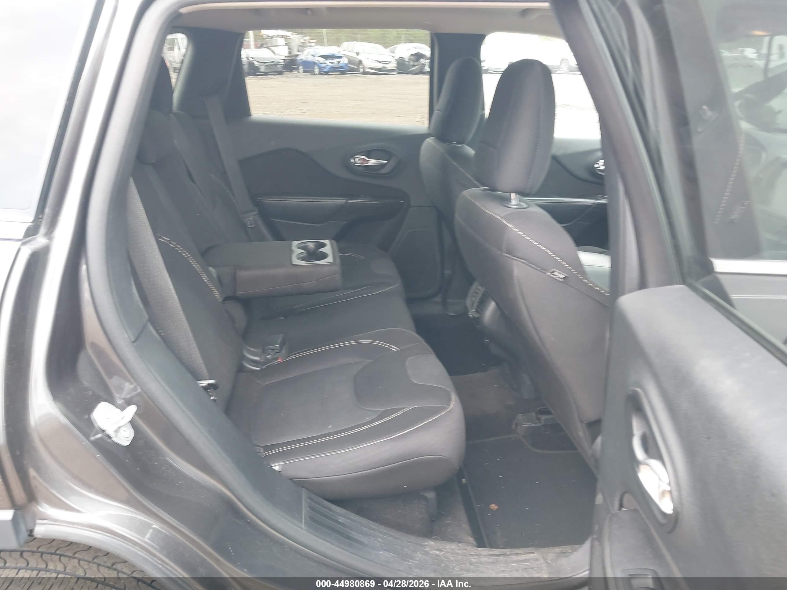 2015 Jeep Cherokee Latitude Gray vin: 1C4PJLCBXFW531349