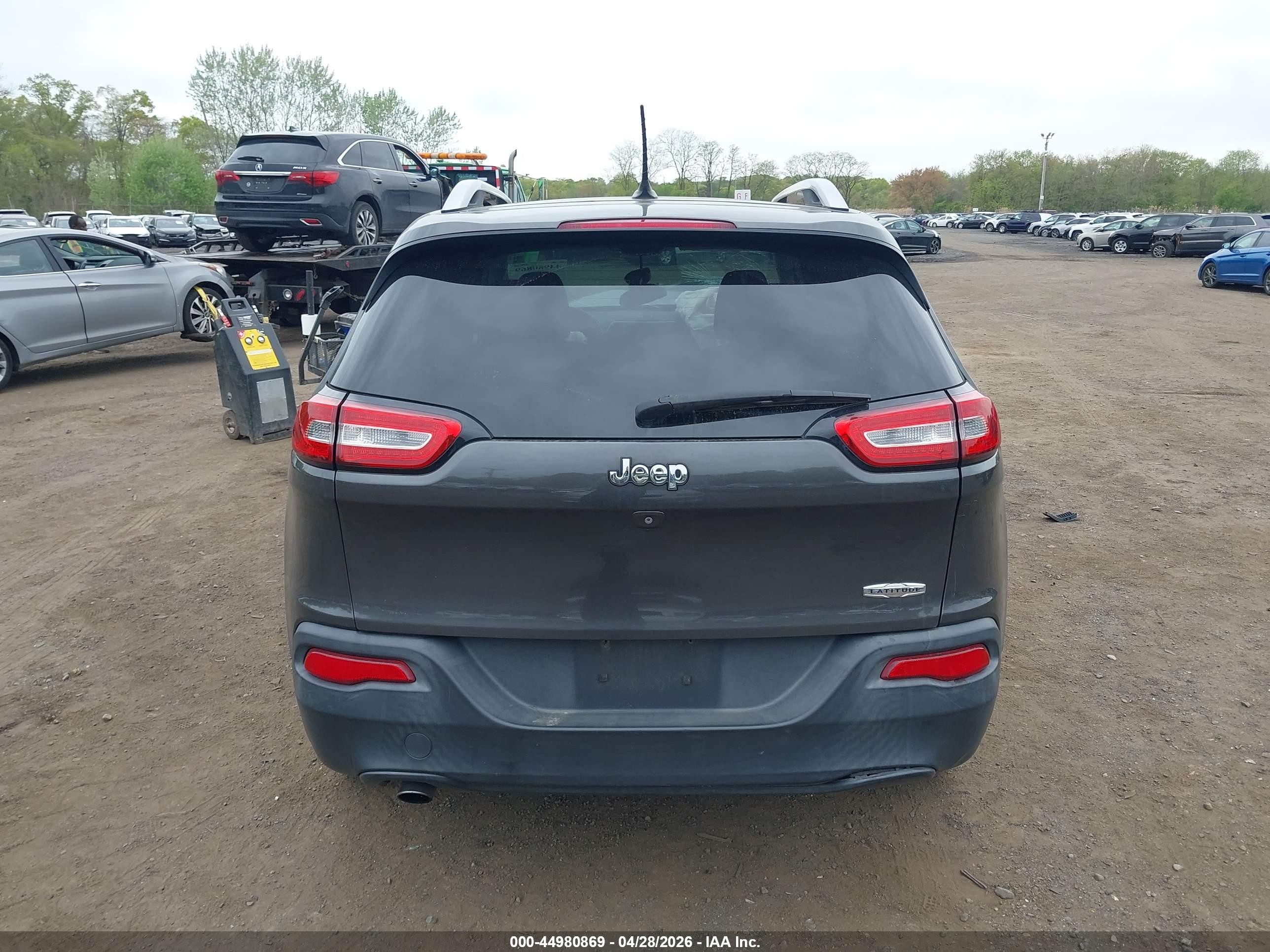 2015 Jeep Cherokee Latitude Gray vin: 1C4PJLCBXFW531349