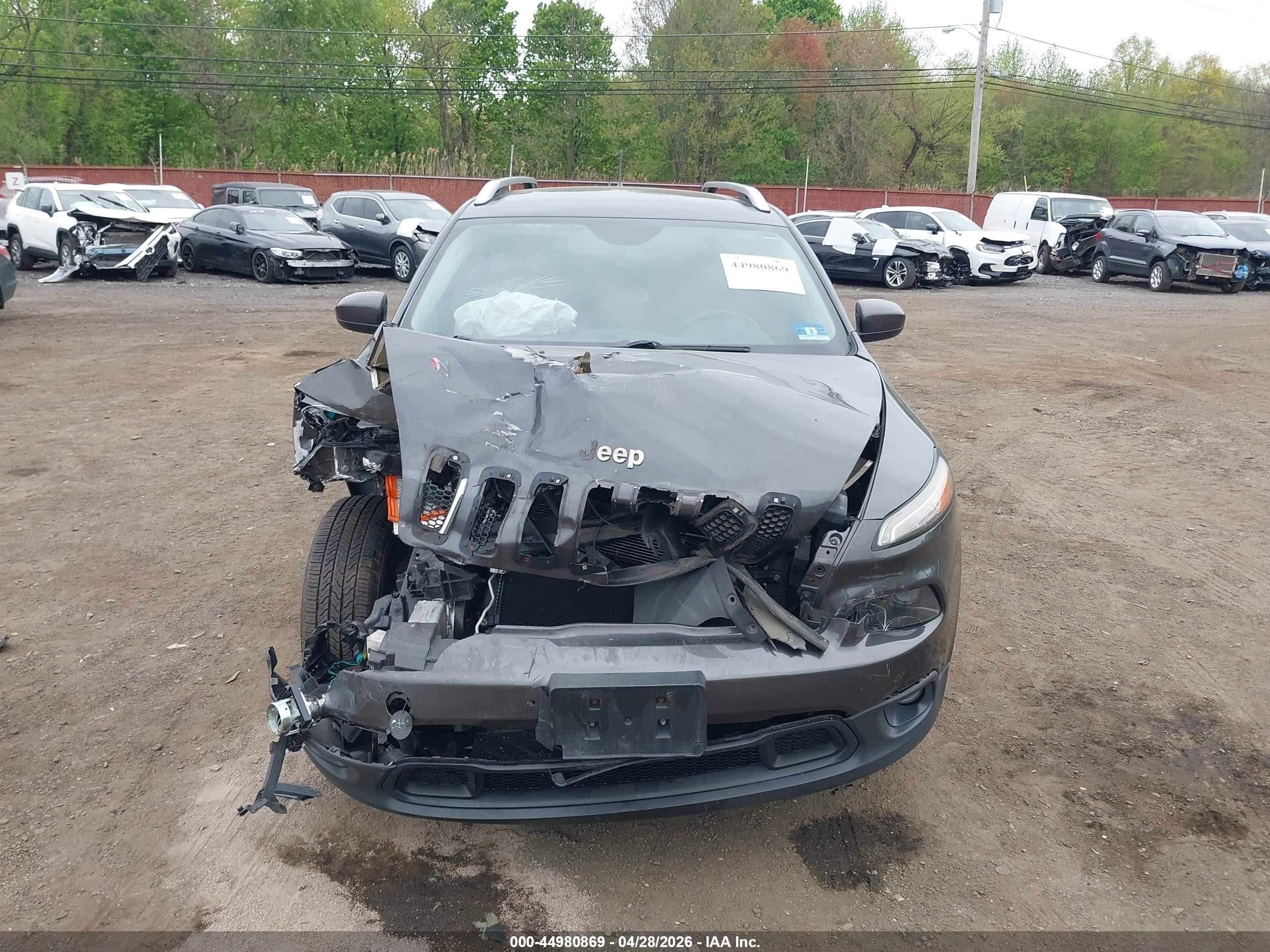 2015 Jeep Cherokee Latitude Gray vin: 1C4PJLCBXFW531349