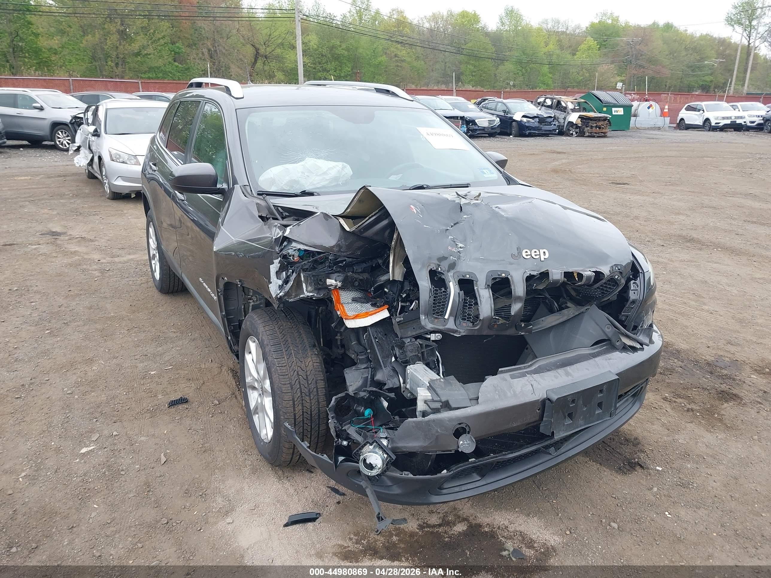 2015 Jeep Cherokee Latitude Gray vin: 1C4PJLCBXFW531349