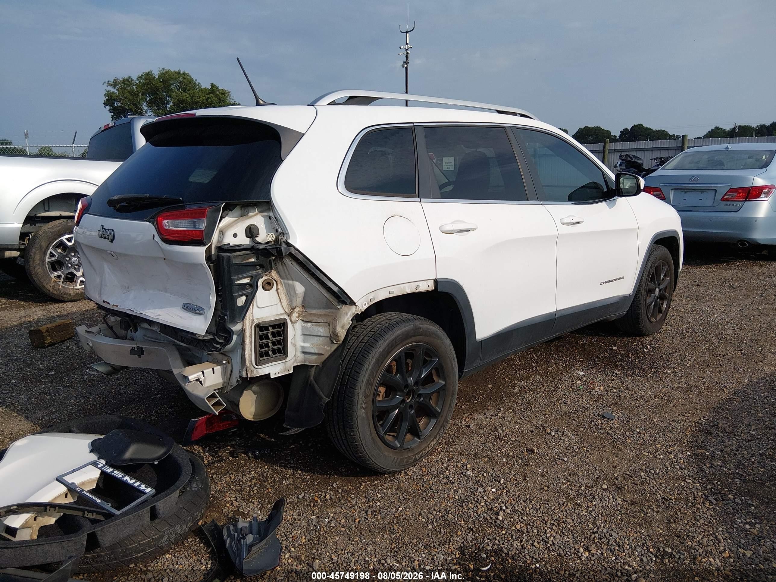 2015 Jeep Cherokee Latitude White vin: 1C4PJLCBXFW542190