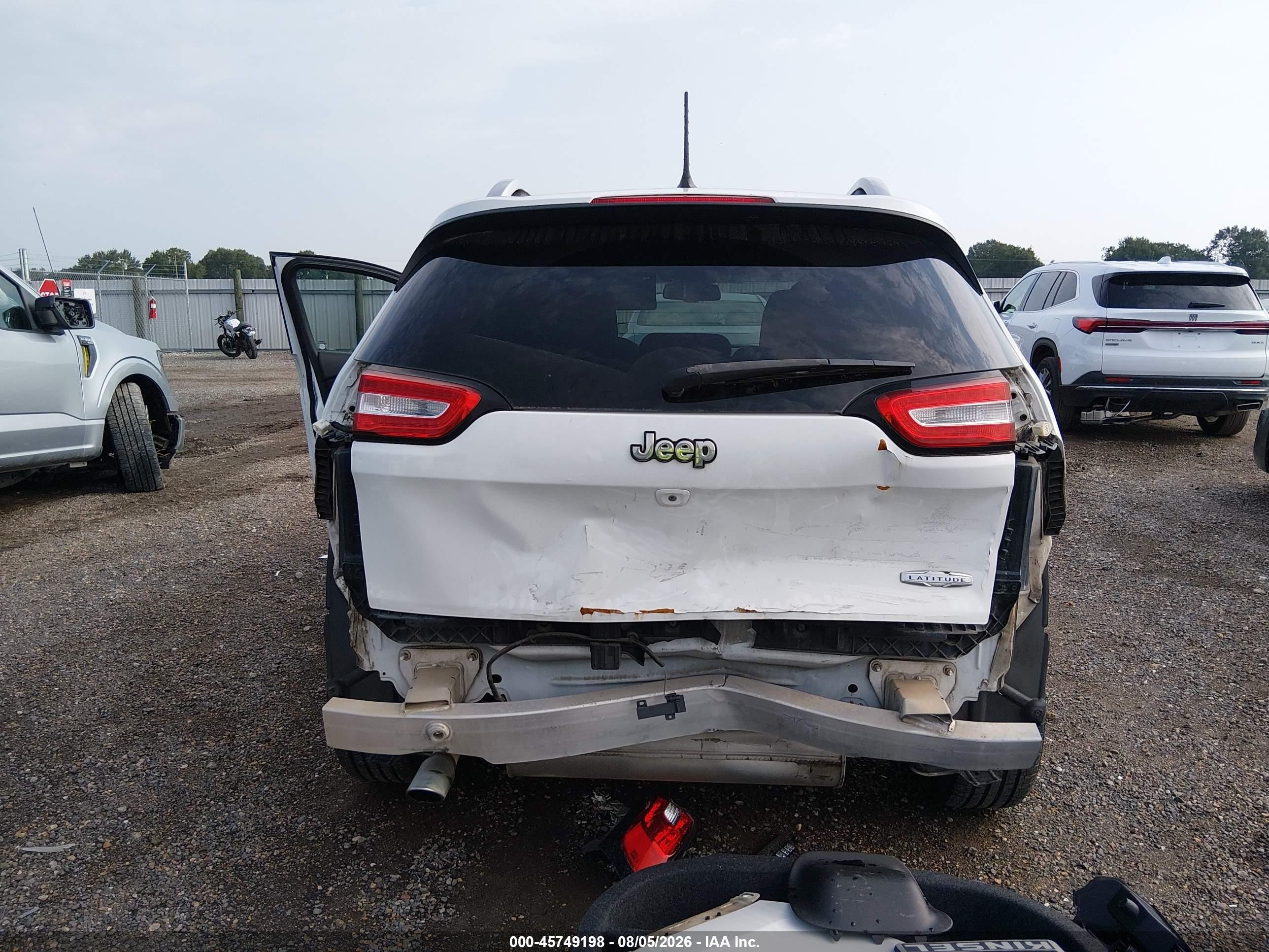 2015 Jeep Cherokee Latitude White vin: 1C4PJLCBXFW542190