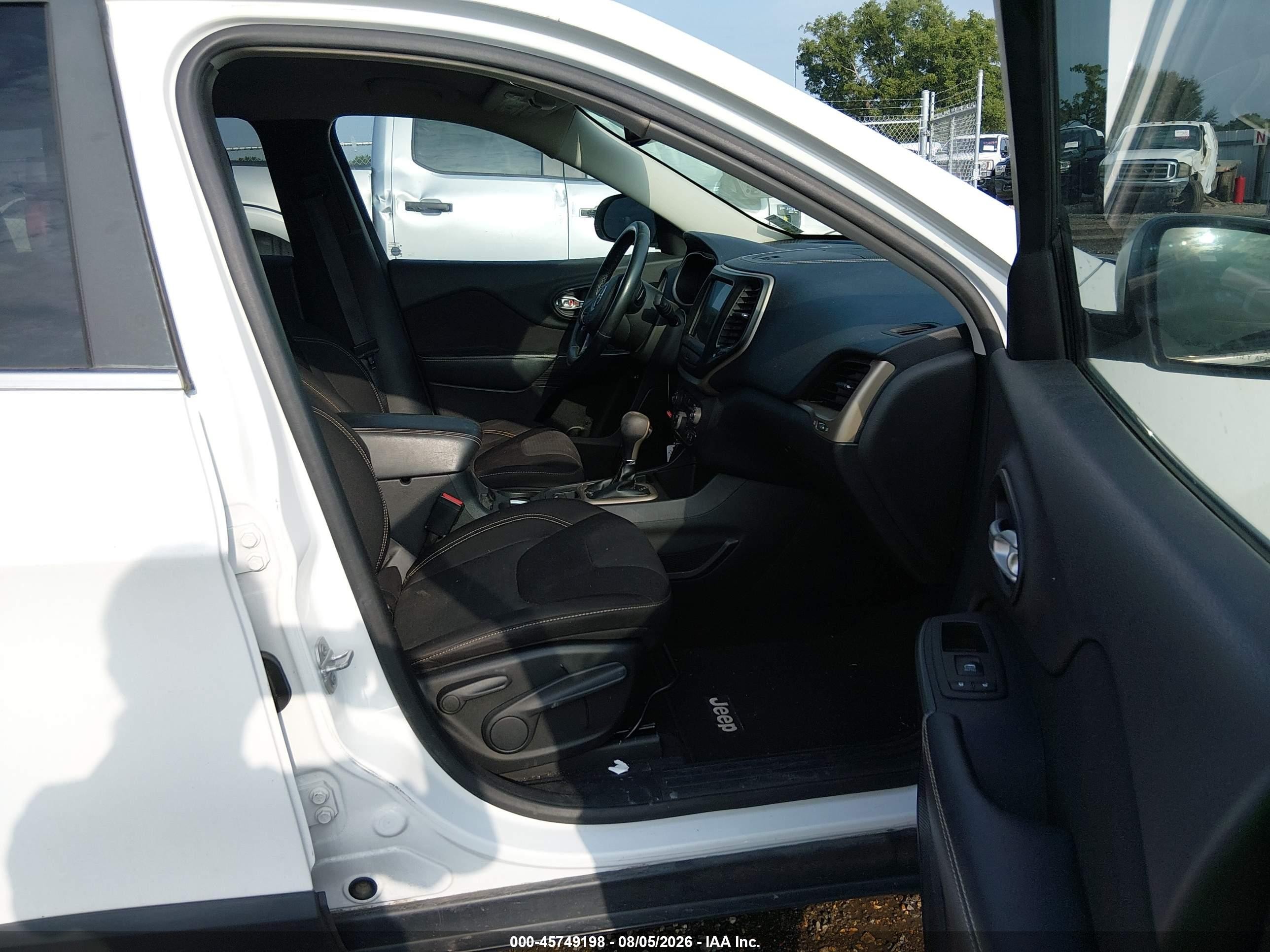 2015 Jeep Cherokee Latitude White vin: 1C4PJLCBXFW542190