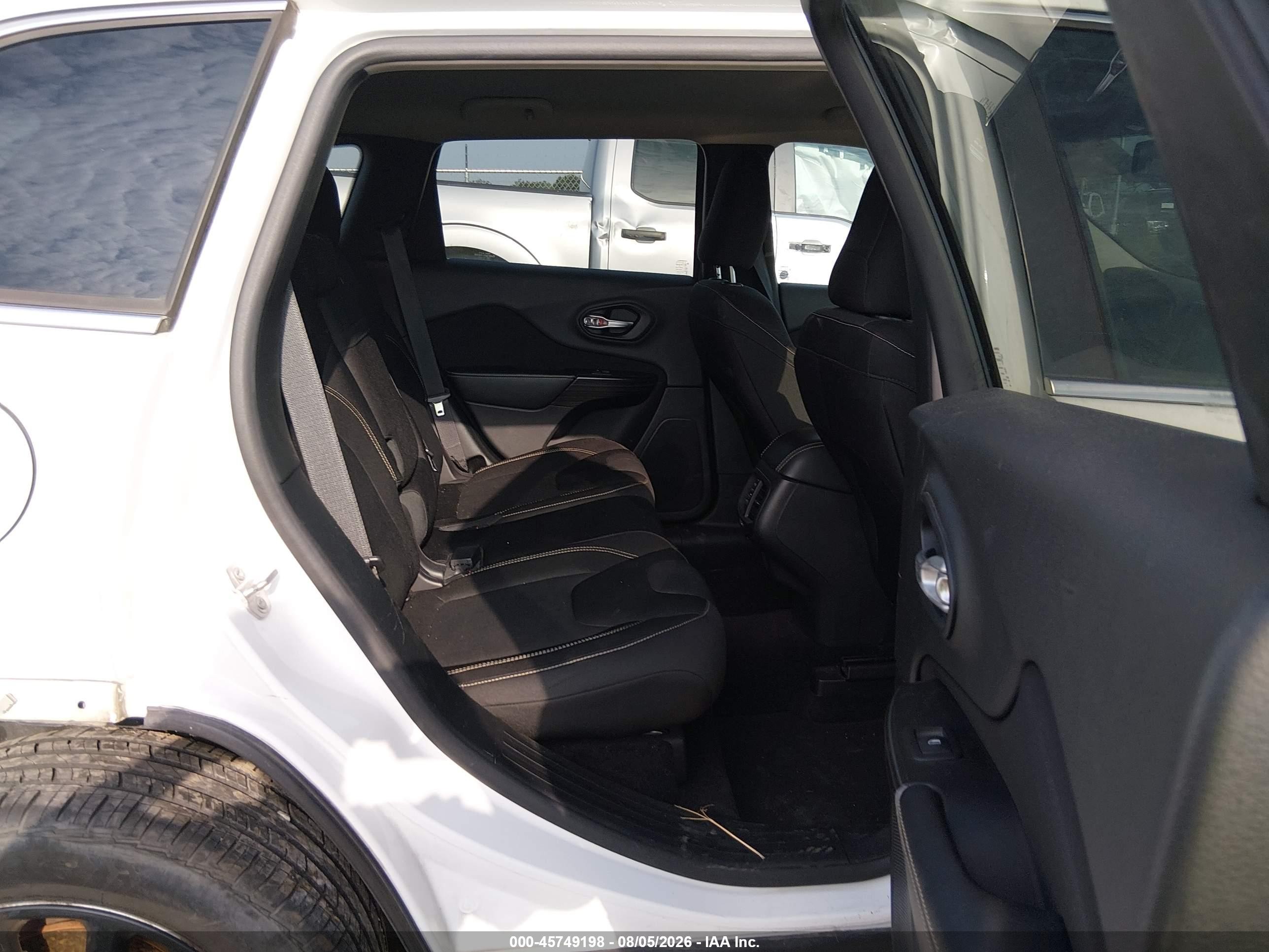 2015 Jeep Cherokee Latitude White vin: 1C4PJLCBXFW542190