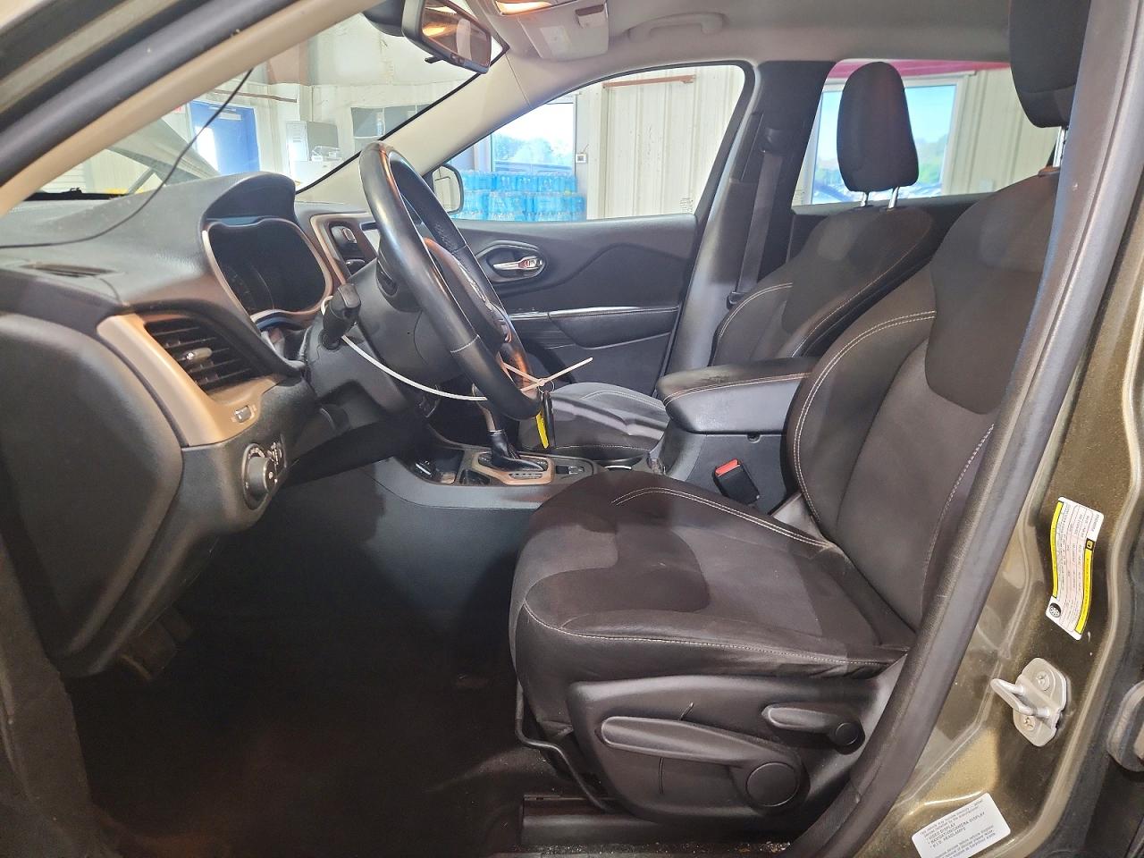 2015 Jeep Cherokee Latitude Green vin: 1C4PJLCBXFW560883