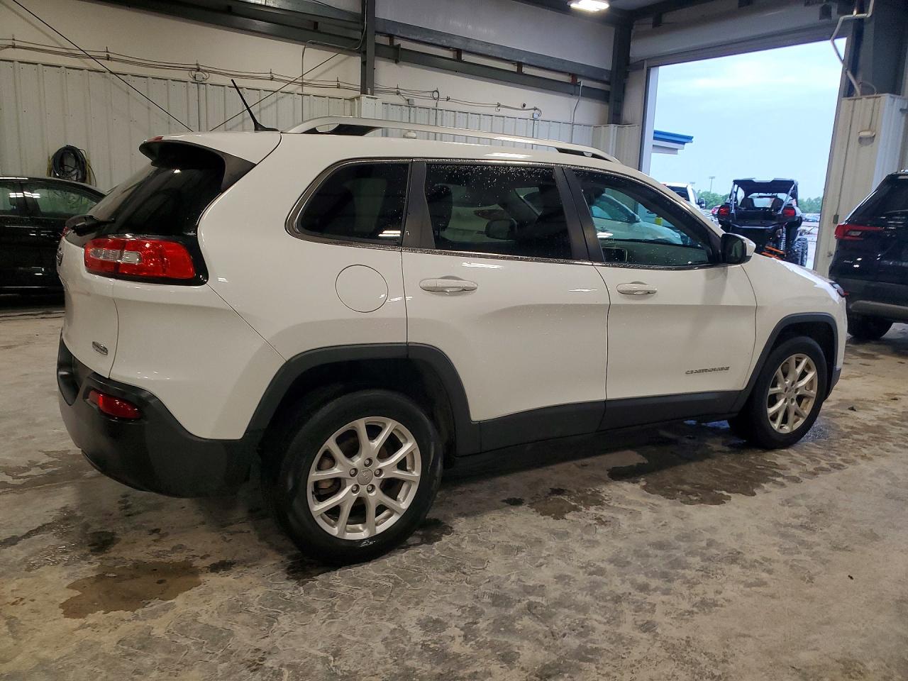2015 Jeep Cherokee Latitude White vin: 1C4PJLCBXFW597481