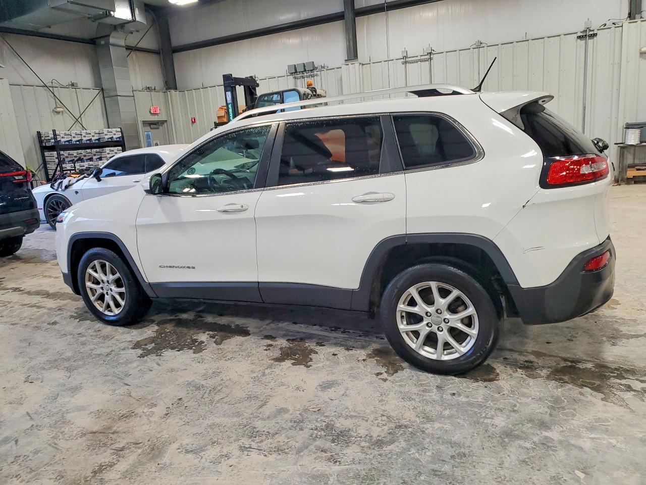 2015 Jeep Cherokee Latitude White vin: 1C4PJLCBXFW597481
