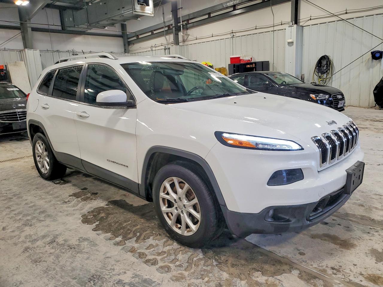 2015 Jeep Cherokee Latitude White vin: 1C4PJLCBXFW597481