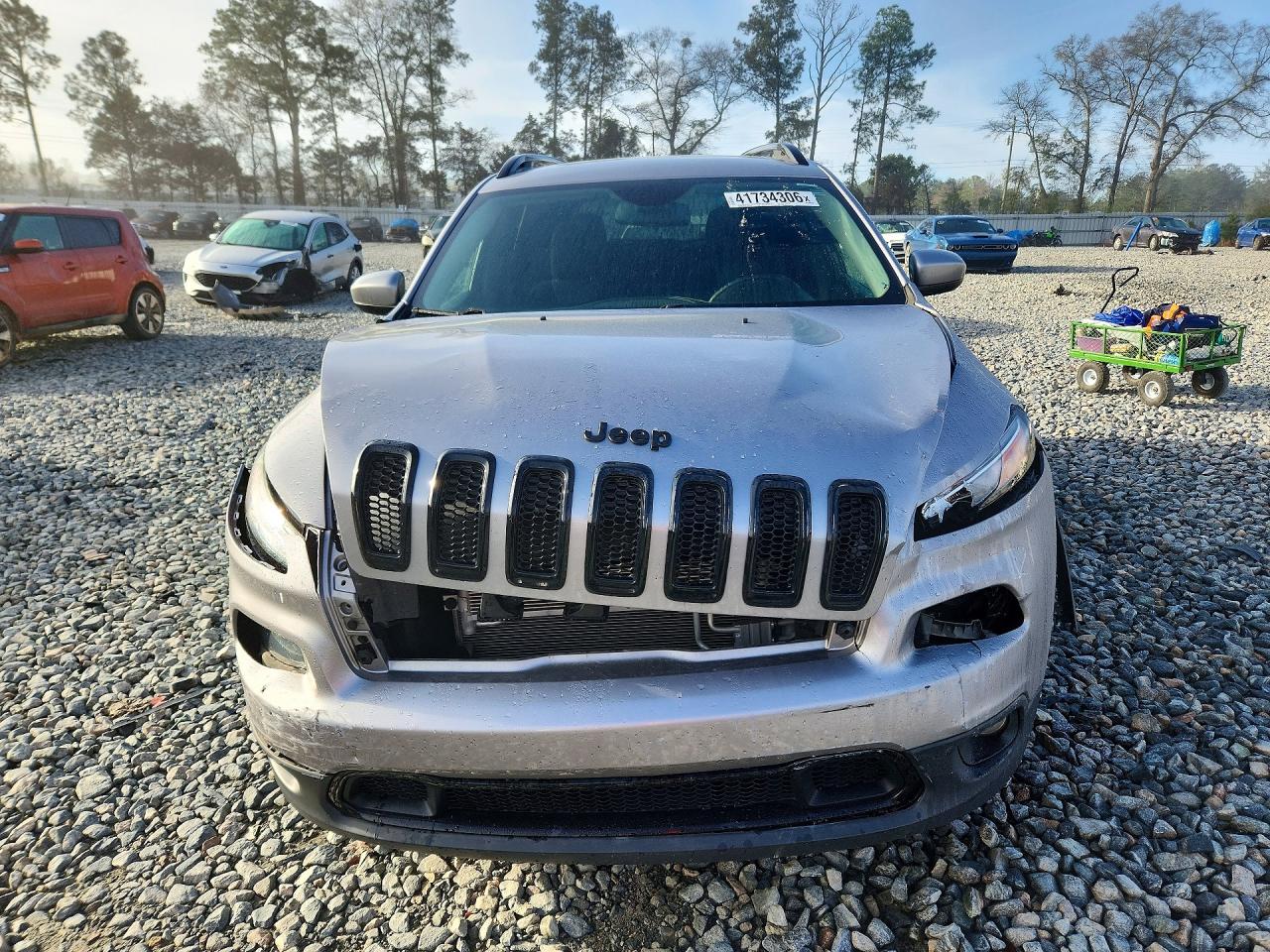 2018 Jeep Cherokee Latitude Silver vin: 1C4PJLCBXJD618463