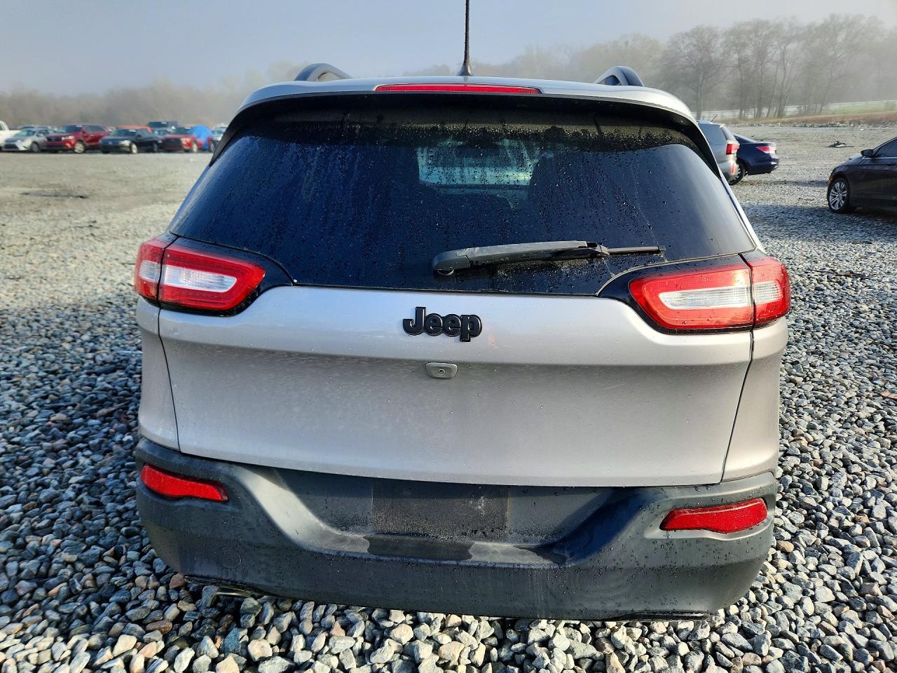 2018 Jeep Cherokee Latitude Silver vin: 1C4PJLCBXJD618463