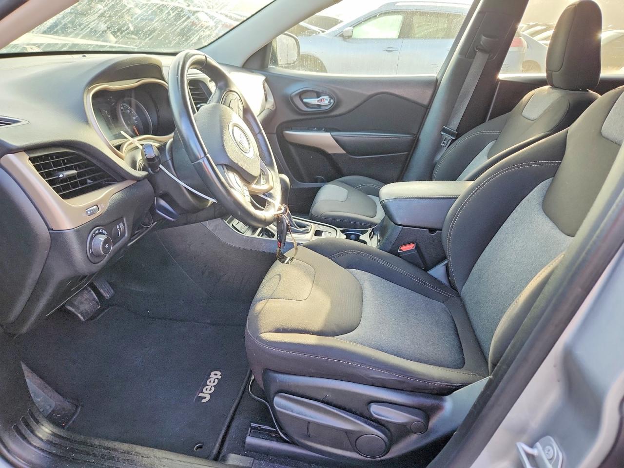 2018 Jeep Cherokee Latitude Silver vin: 1C4PJLCBXJD618463