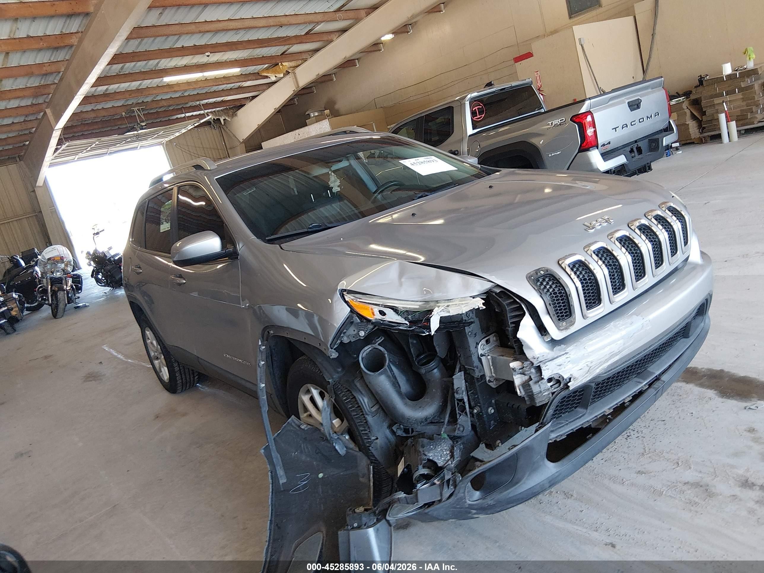 2014 Jeep Cherokee Latitude Silver vin: 1C4PJLCS0EW147997
