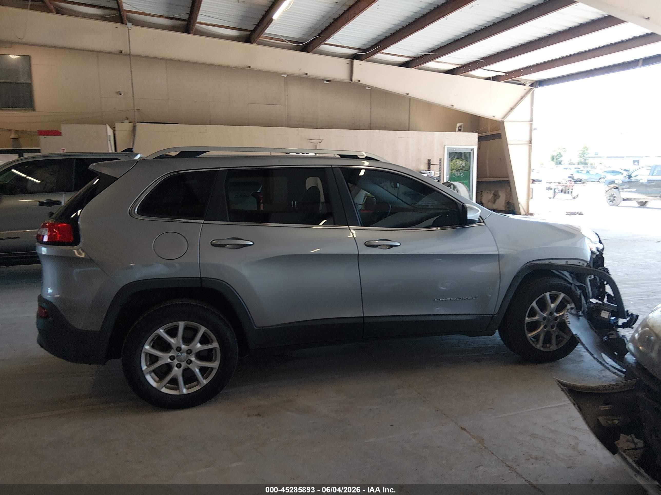 2014 Jeep Cherokee Latitude Silver vin: 1C4PJLCS0EW147997