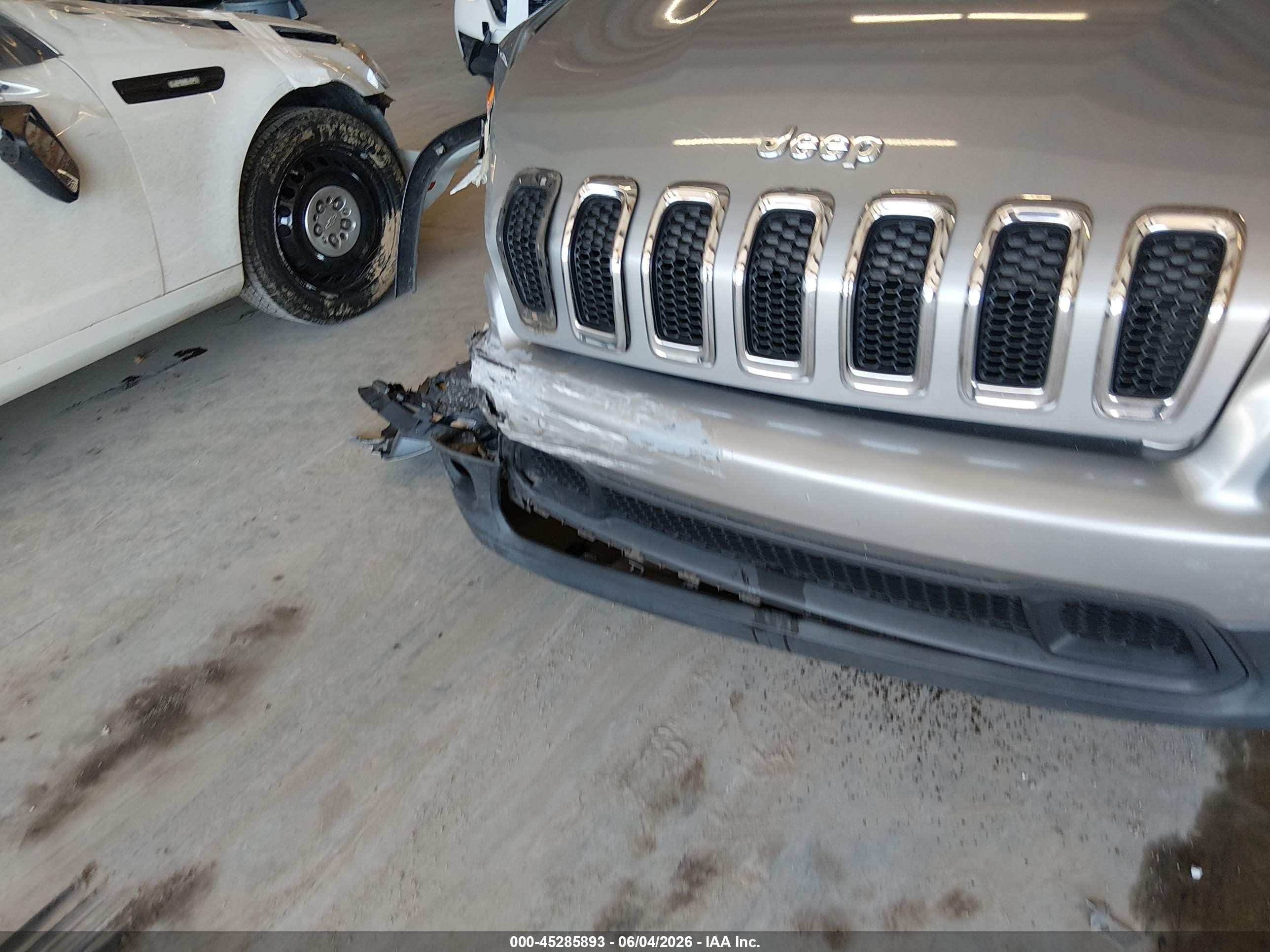 2014 Jeep Cherokee Latitude Silver vin: 1C4PJLCS0EW147997
