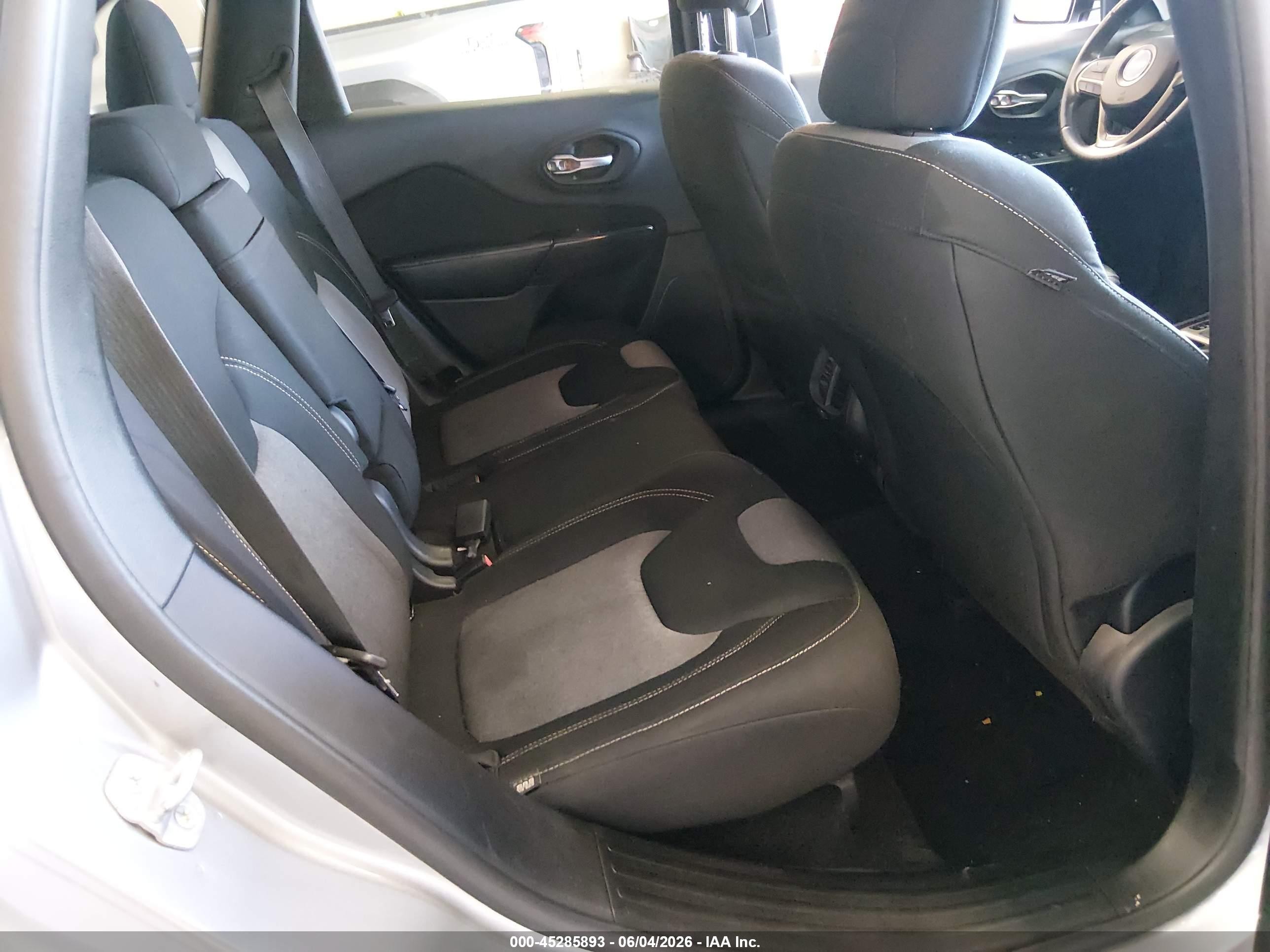 2014 Jeep Cherokee Latitude Silver vin: 1C4PJLCS0EW147997