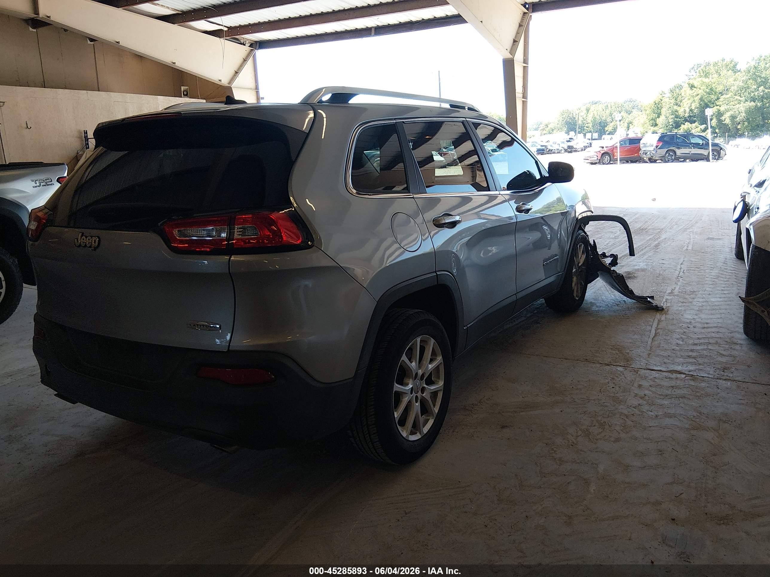 2014 Jeep Cherokee Latitude Silver vin: 1C4PJLCS0EW147997