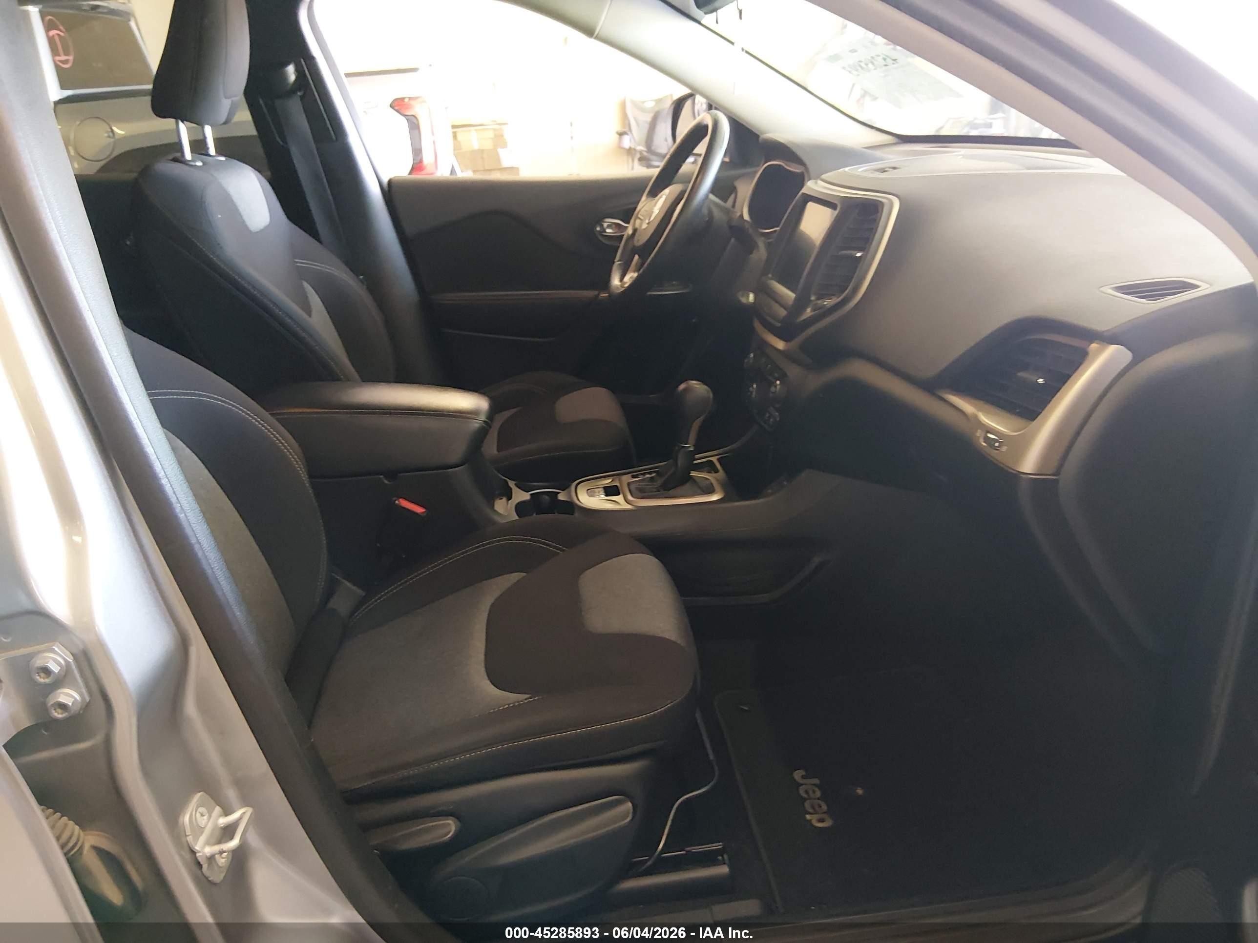 2014 Jeep Cherokee Latitude Silver vin: 1C4PJLCS0EW147997