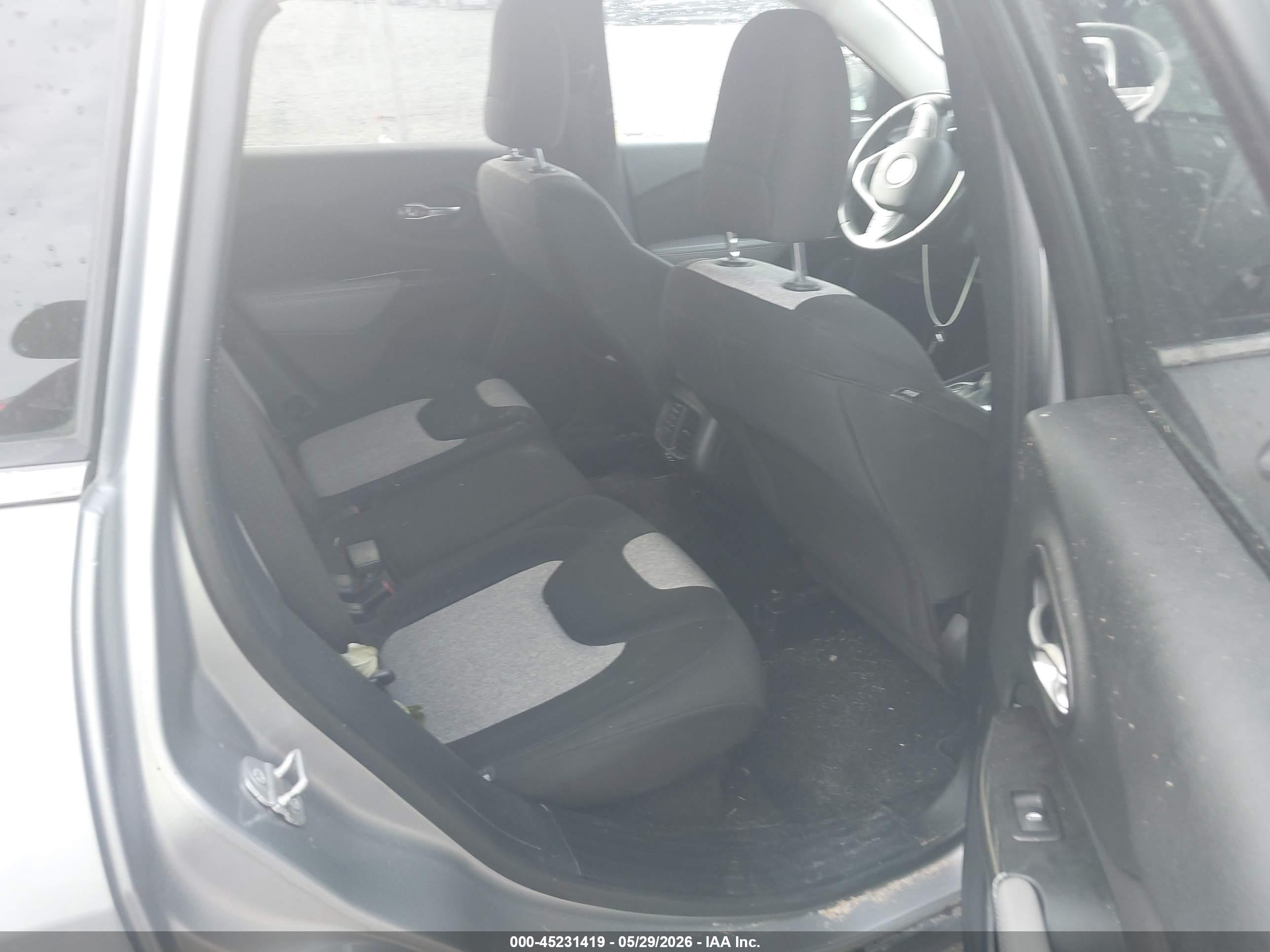2014 Jeep Cherokee Latitude Silver vin: 1C4PJLCS0EW171166