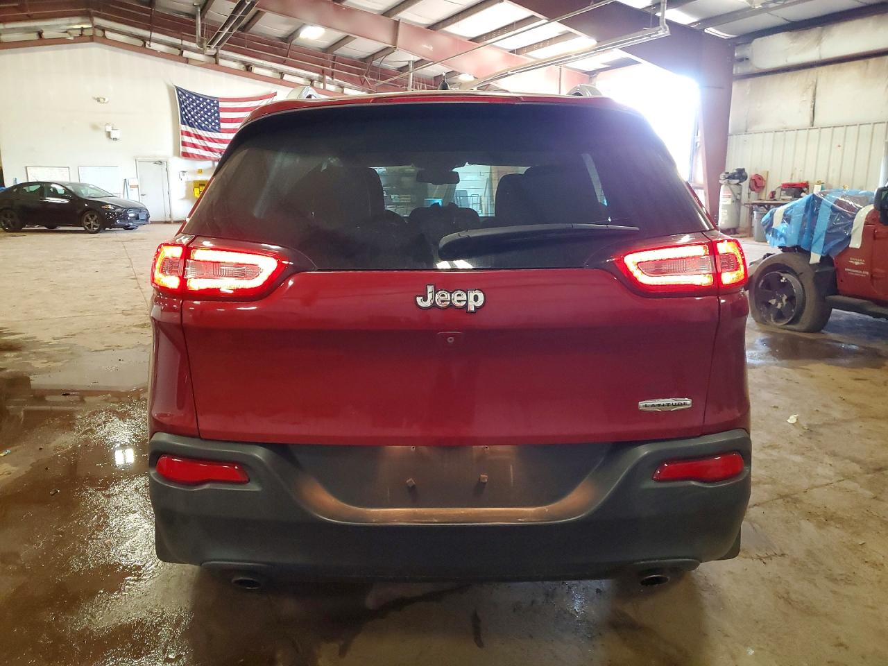 2014 Jeep Cherokee Latitude Red vin: 1C4PJLCS0EW318912