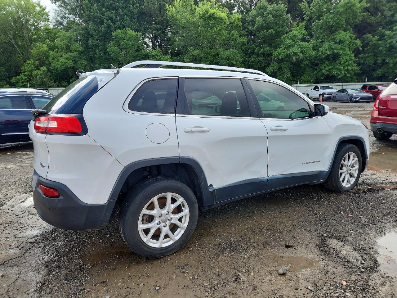 2015 Jeep Cherokee Latitude White vin: 1C4PJLCS0FW542196