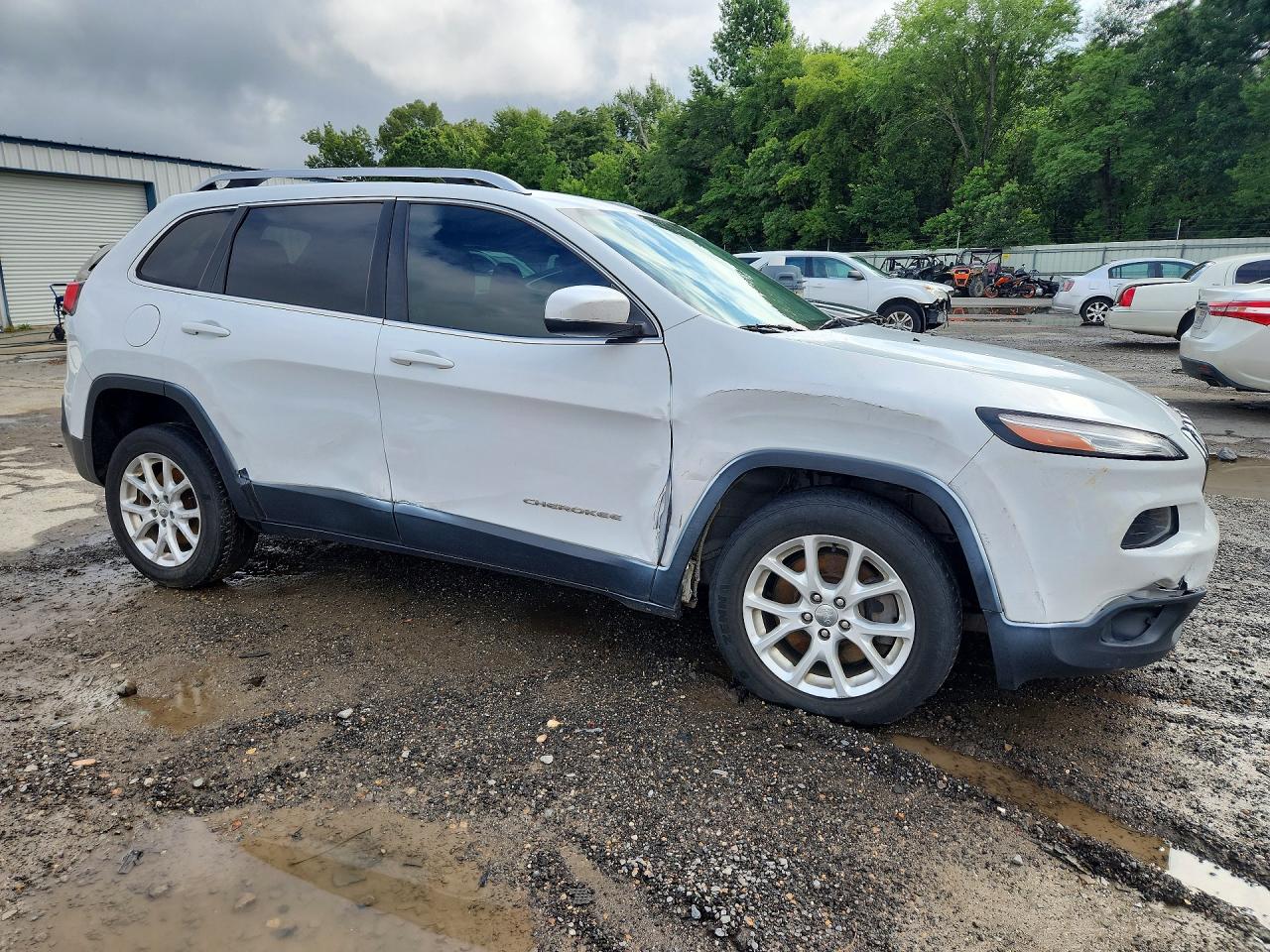 2015 Jeep Cherokee Latitude White vin: 1C4PJLCS0FW542196