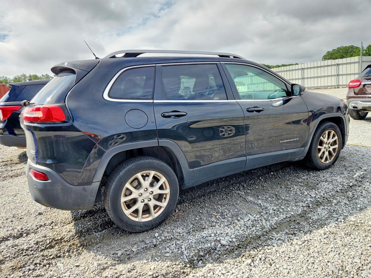 2014 Jeep Cherokee Latitude Black vin: 1C4PJLCS1EW104902
