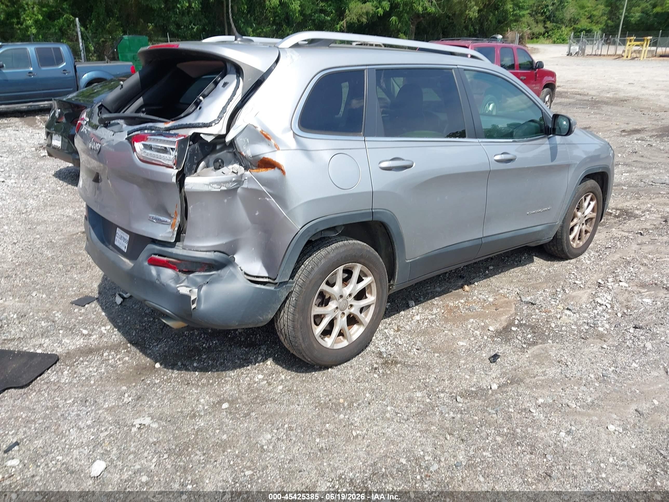 2014 Jeep Cherokee Latitude Silver vin: 1C4PJLCS1EW106360