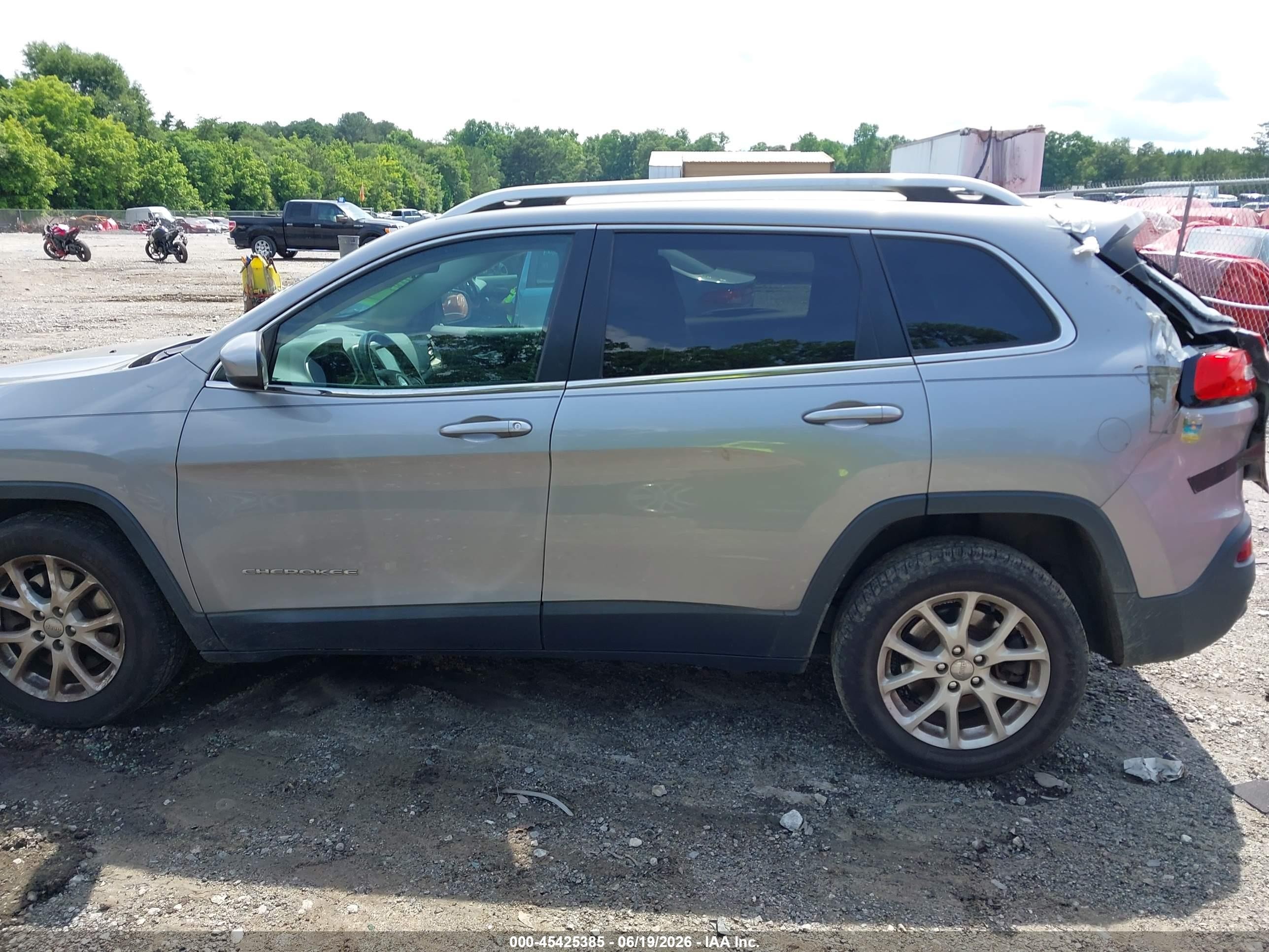 2014 Jeep Cherokee Latitude Silver vin: 1C4PJLCS1EW106360