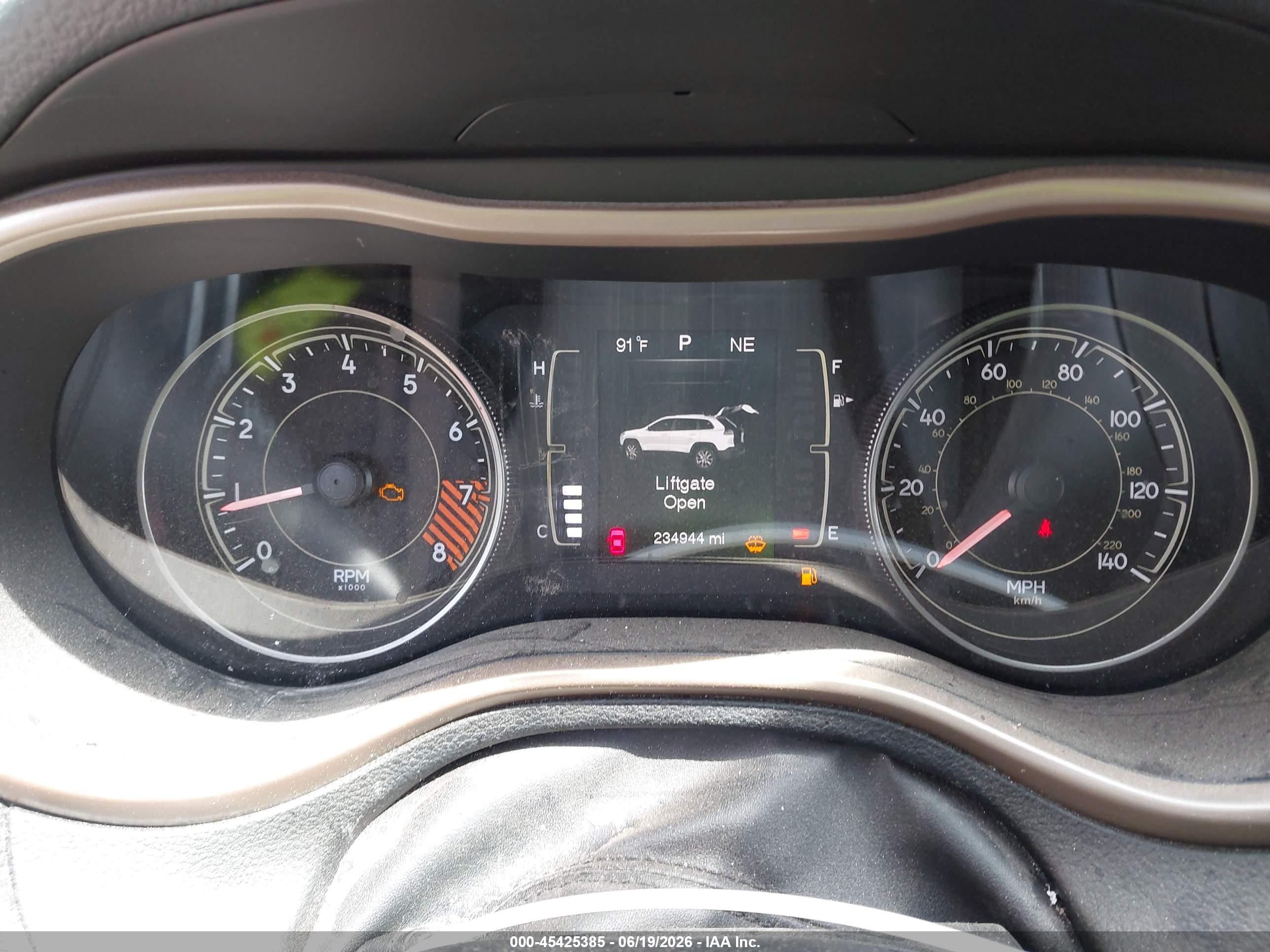 2014 Jeep Cherokee Latitude Silver vin: 1C4PJLCS1EW106360