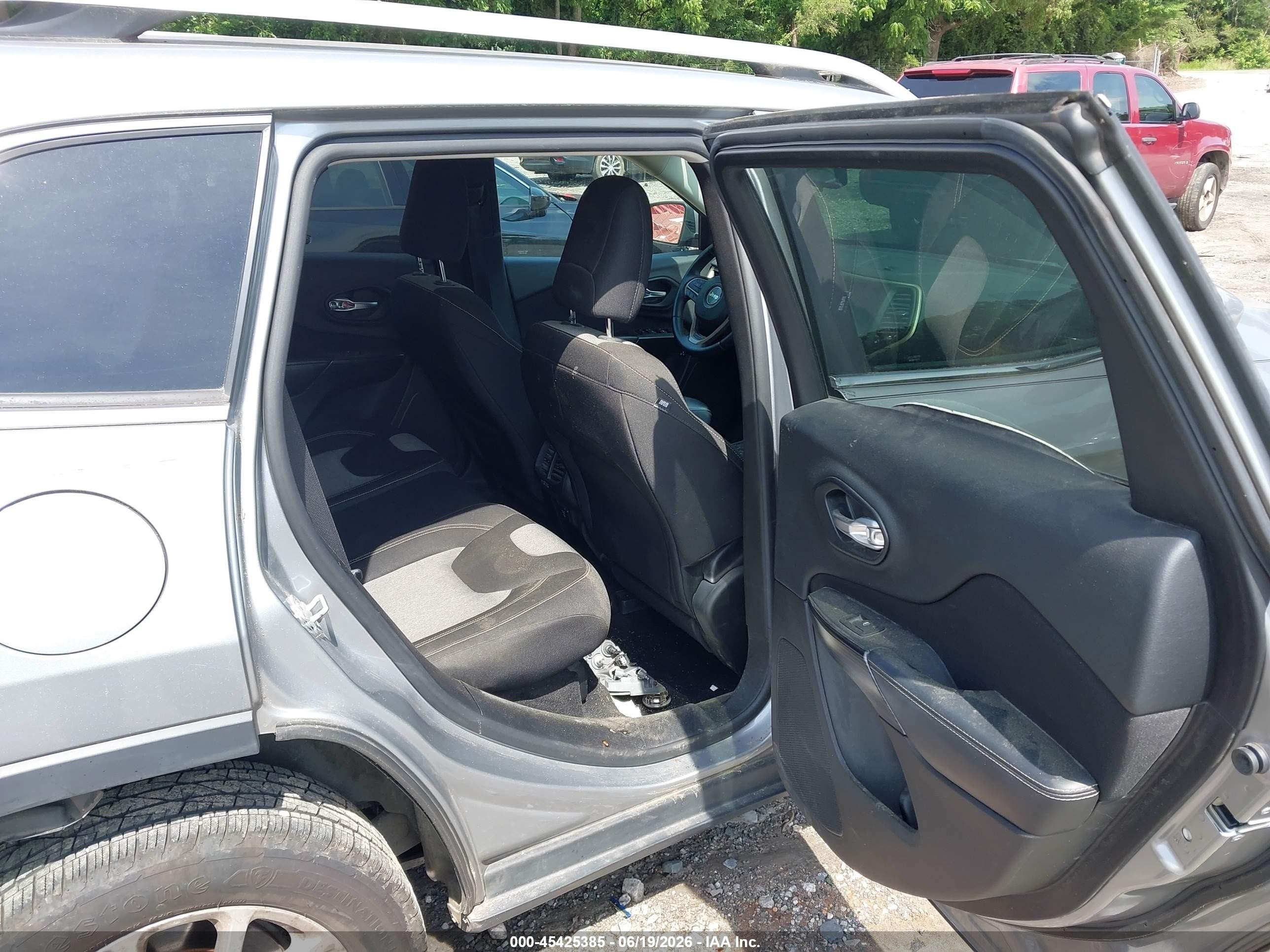 2014 Jeep Cherokee Latitude Silver vin: 1C4PJLCS1EW106360