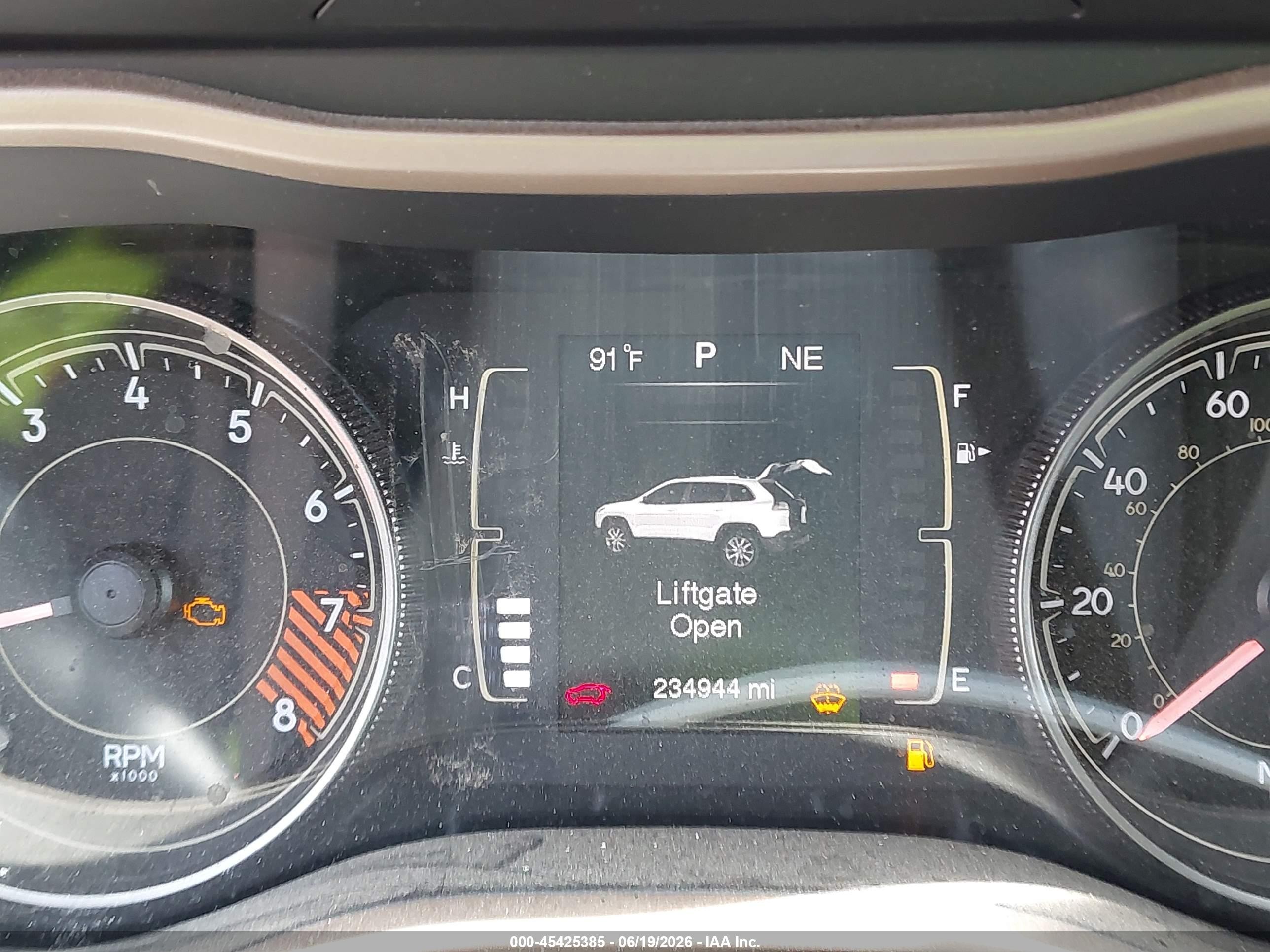 2014 Jeep Cherokee Latitude Silver vin: 1C4PJLCS1EW106360