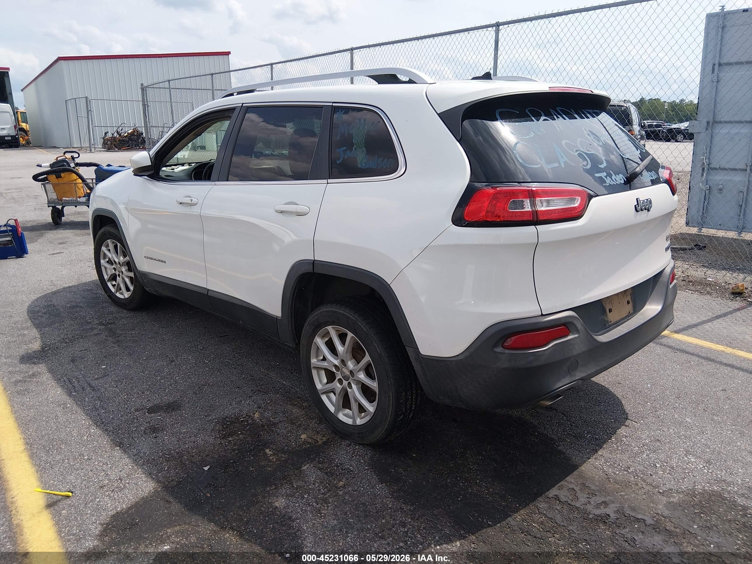 2014 Jeep Cherokee Latitude White vin: 1C4PJLCS1EW167191