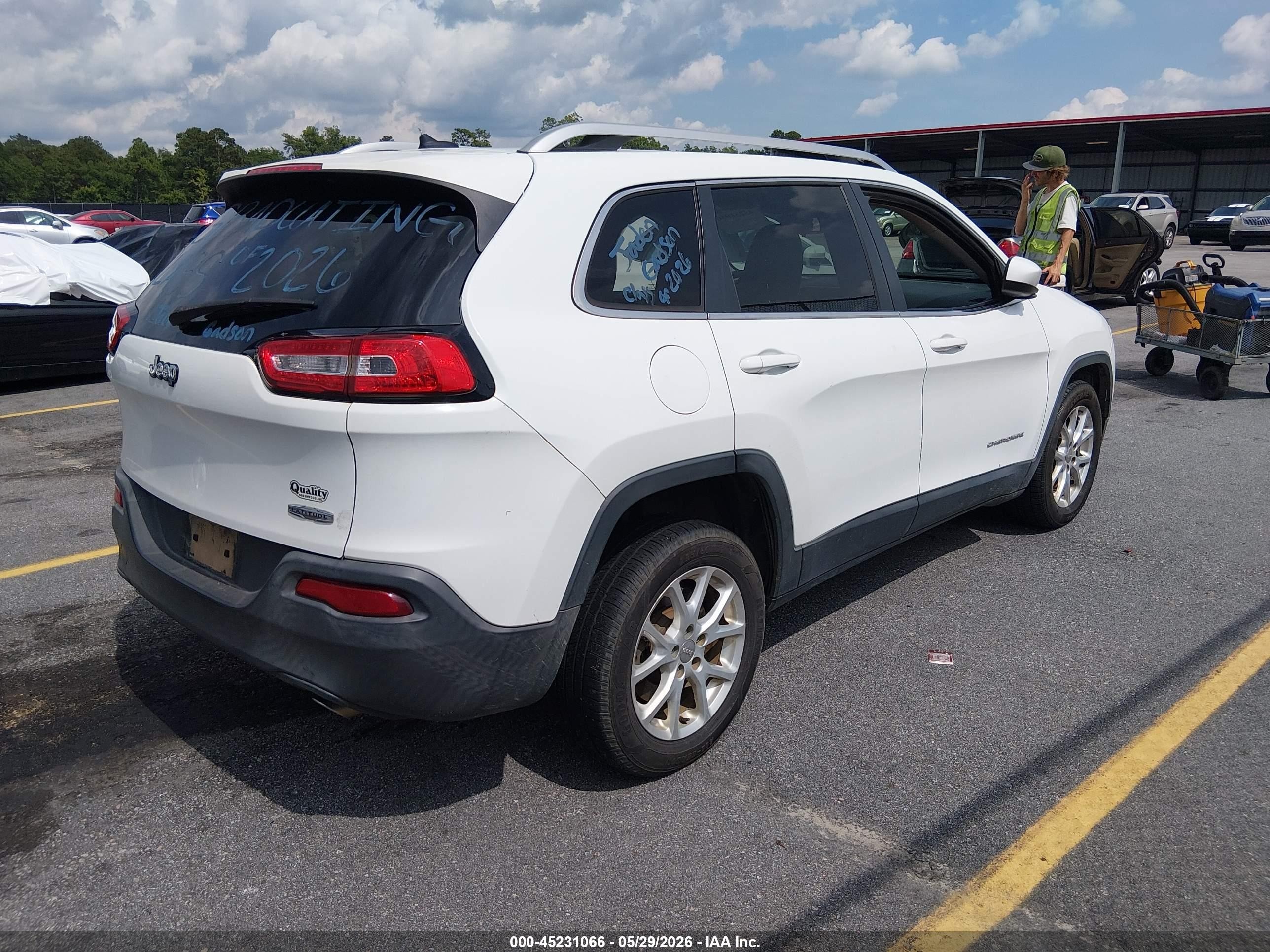 2014 Jeep Cherokee Latitude White vin: 1C4PJLCS1EW167191