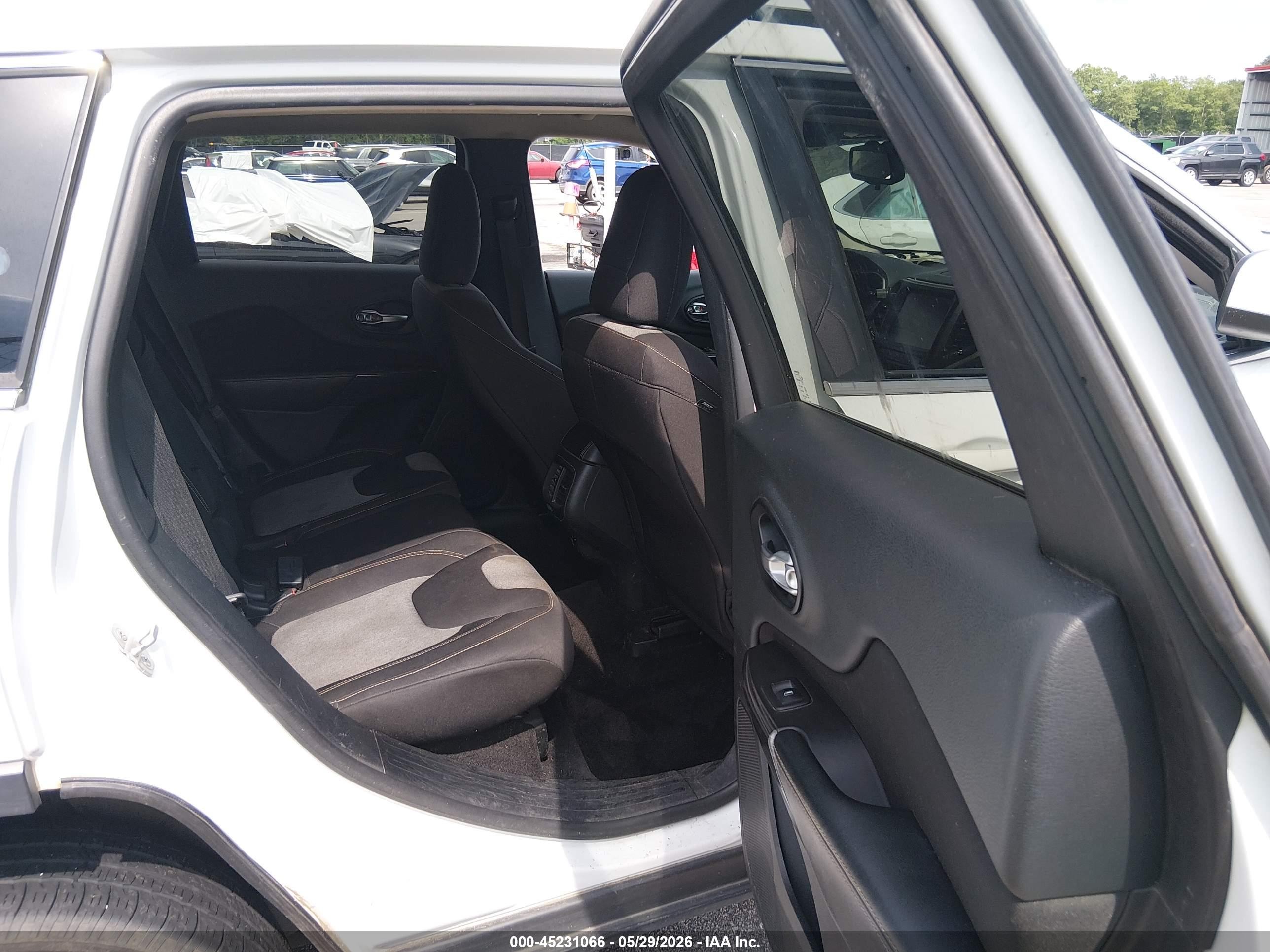 2014 Jeep Cherokee Latitude White vin: 1C4PJLCS1EW167191