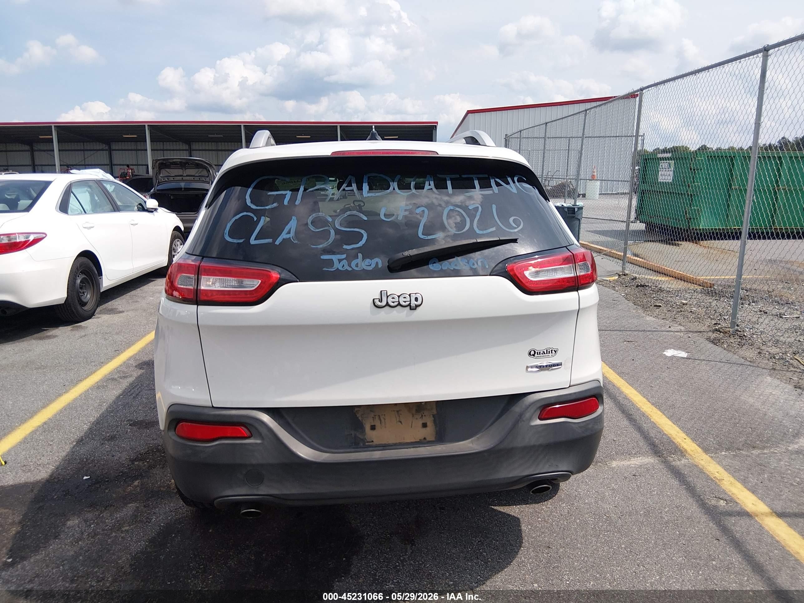 2014 Jeep Cherokee Latitude White vin: 1C4PJLCS1EW167191