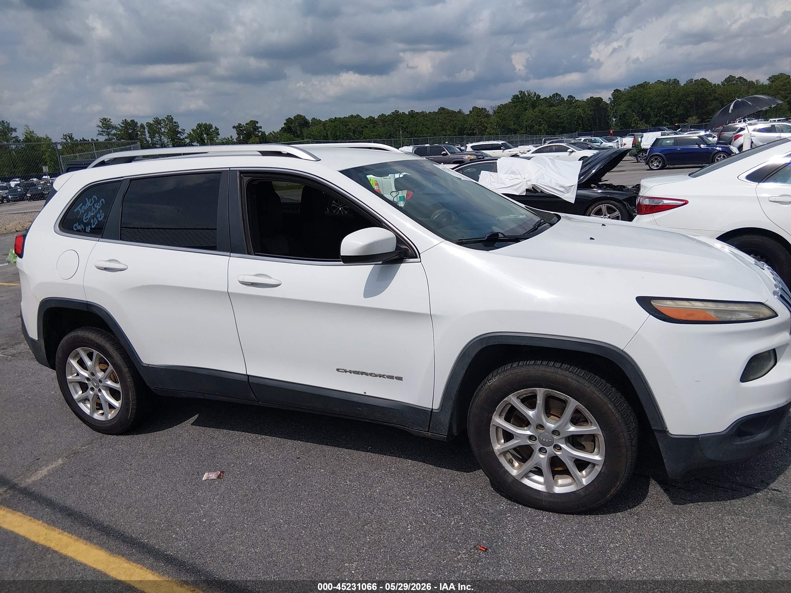 2014 Jeep Cherokee Latitude White vin: 1C4PJLCS1EW167191