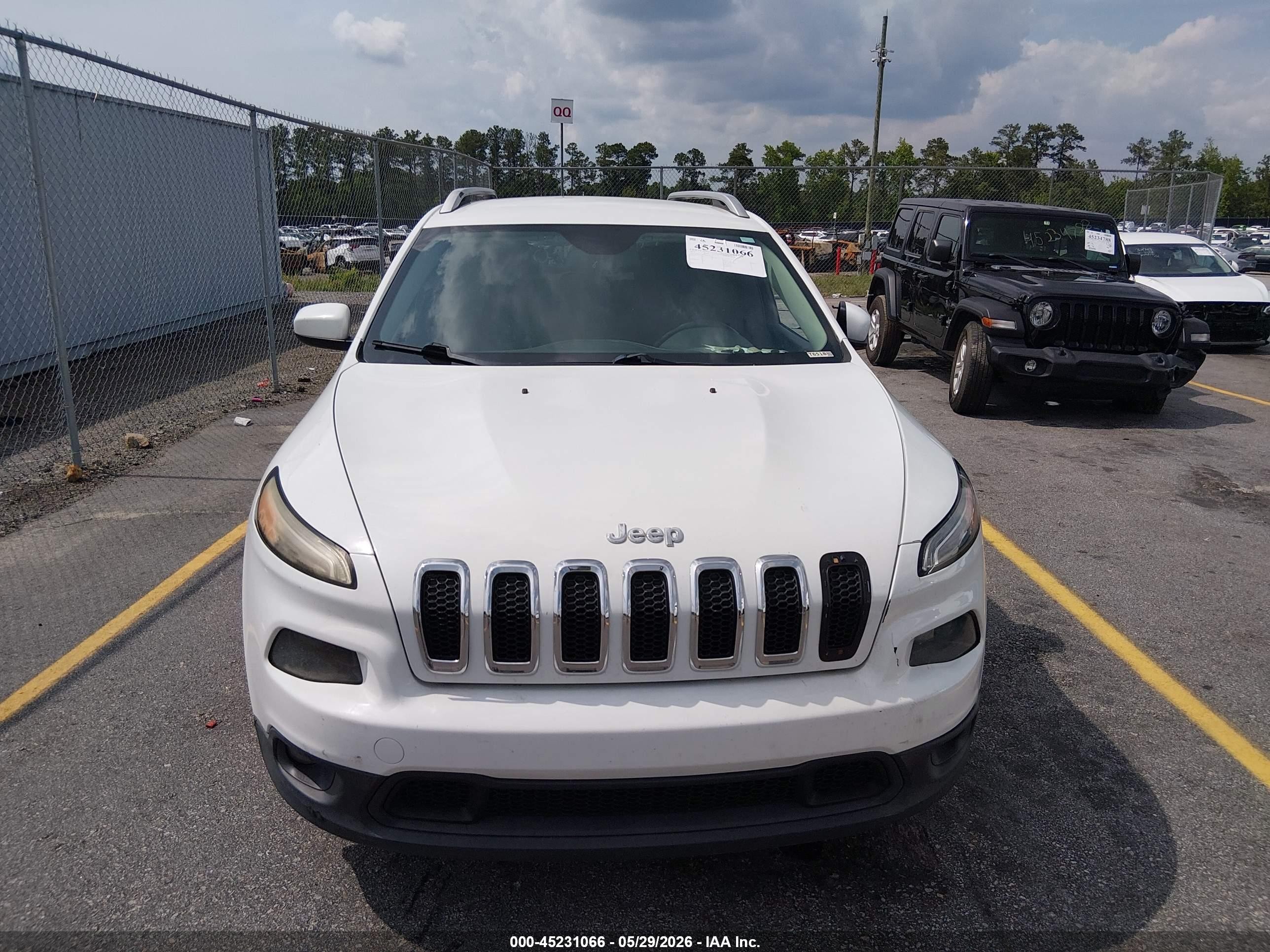2014 Jeep Cherokee Latitude White vin: 1C4PJLCS1EW167191