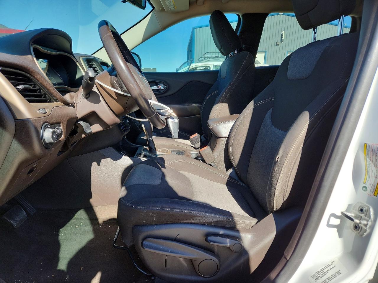 2014 Jeep Cherokee Latitude White vin: 1C4PJLCS1EW270384