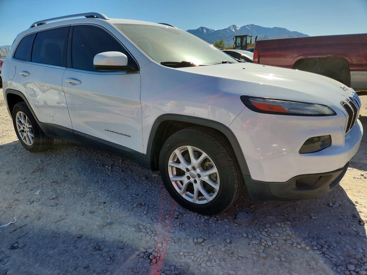 2014 Jeep Cherokee Latitude White vin: 1C4PJLCS1EW270384